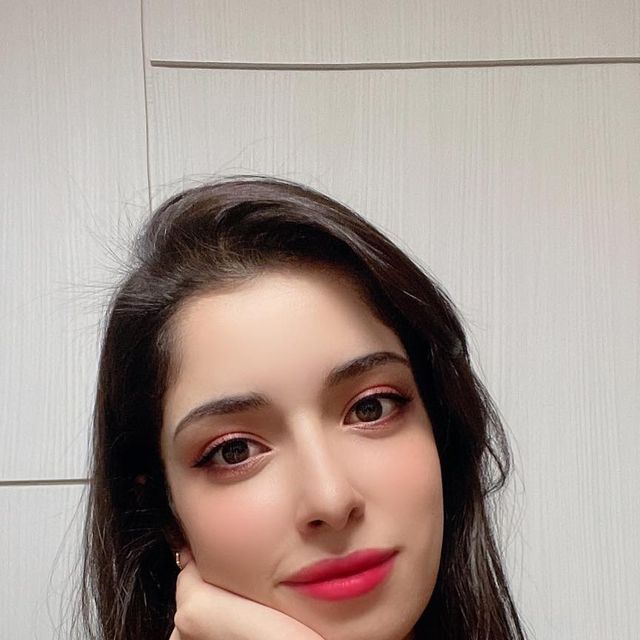  🌺Hajar Akoubi || 이하리🌺 on Instagram‎: "#광고 
هاي براند عندهم تصاميم تجنن خصوصا الساعات ~ واكيد عندهم اكسسوارات ثانية حلوة إذا كنتم مهتمين تعرفوا اكثر هذه هي صفحتهم @danielwellington شيكوا عليها ☺️
استخدمو الكود hajar15 علشان تحصلون على خصم من الموقع ~

#협찬 #광고 #ad #danielwellington"‎