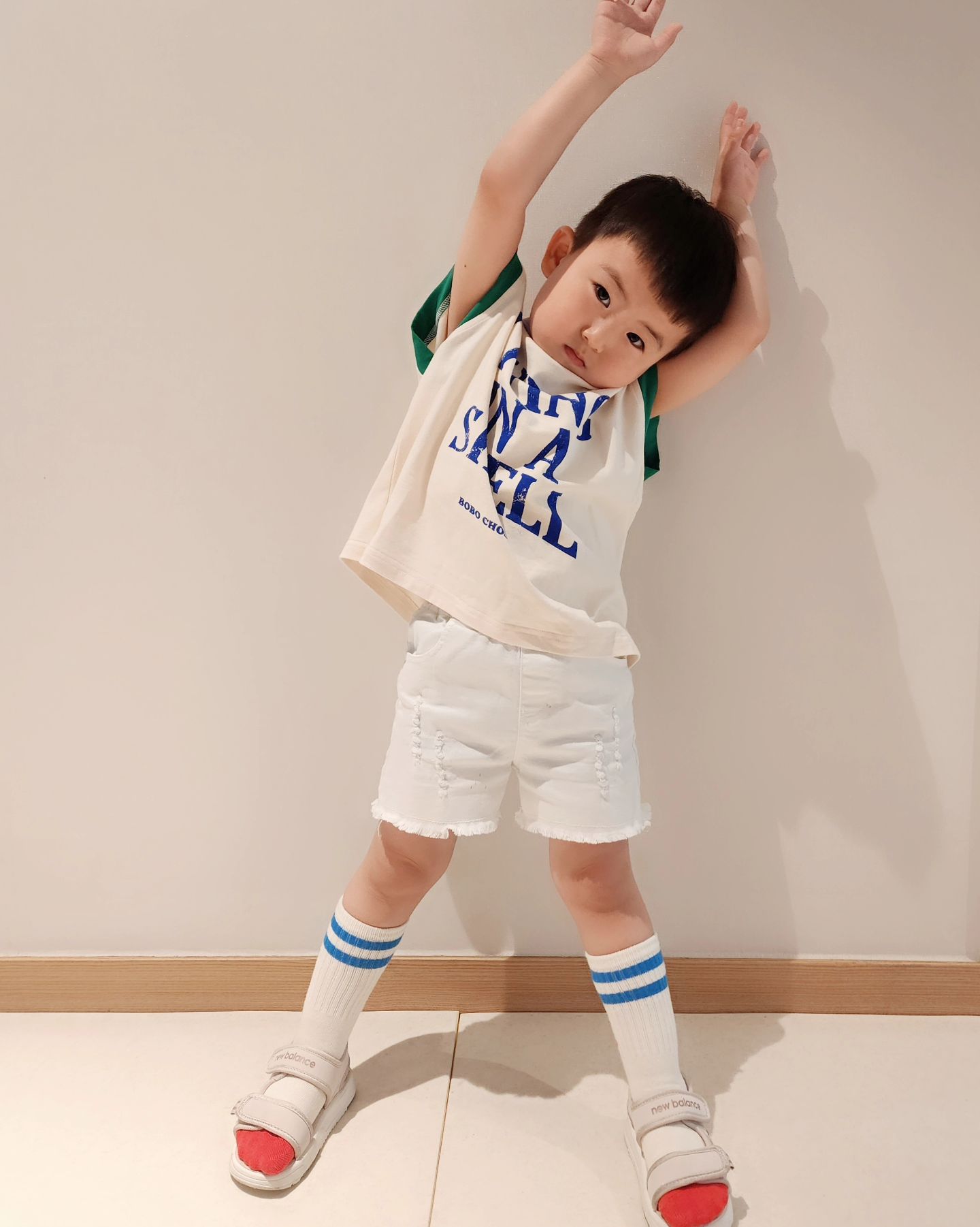 . 24년 6월 1일 #생후1166일 👶🏻
.
작년에 예뻐서 미리 사두고 1년지나 입히는 나시티ㅋㅋ
박시하게 나와서 2_3년은 족히 입을듯❤️
요즘처럼 날씨 좋을 때는 알록이달록이 밝고 쨍한 옷이
너무 예쁨! 내사랑 #bobochoses #보보쇼즈
.
 _bobochoses_ 
.
#루루4살기록 #루루ootd #아기데일리룩 #아들룩
