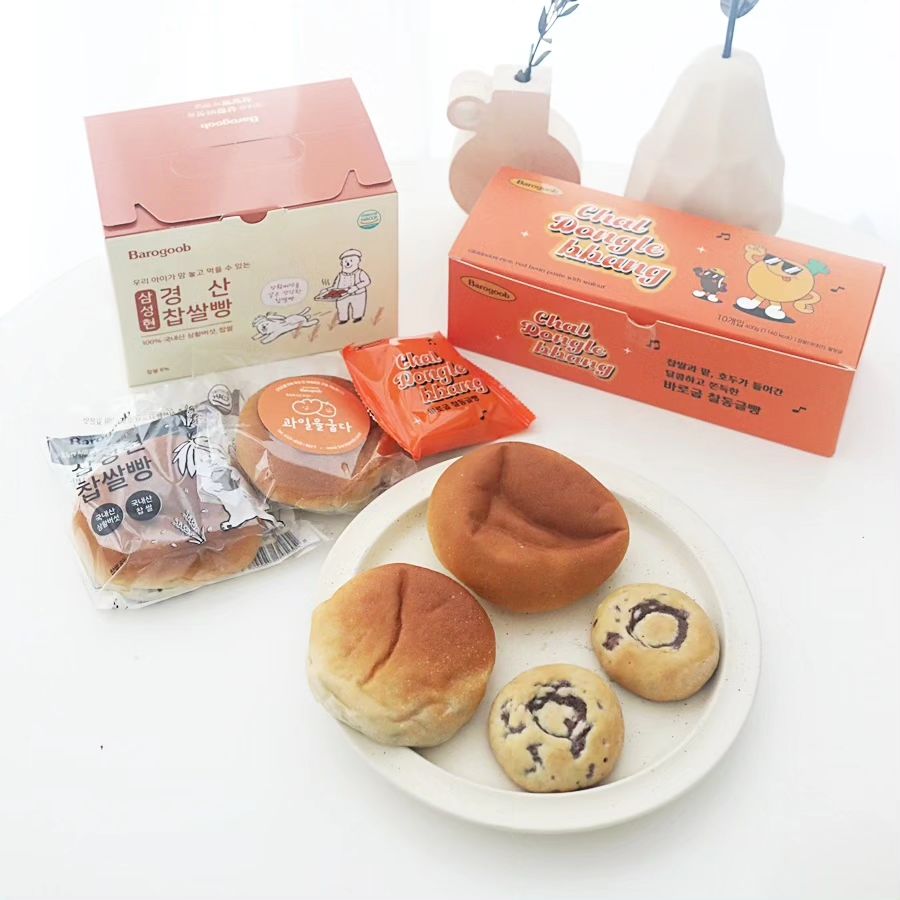 #협찬

아이들이 늘 하원하면 출출해해서
이왕이면 엄마마음으로 선택해본 
#경산빵 
#바로굽 #천연발효빵 이랍니다 
#삼성현찹쌀빵 #찰동글빵 #과일을굽다
세가지를 만나보았는데요♥️♥️♥️

#아이들간식 으로 주기에도 좋은 건강을 정성있게 담은 빵으로 경산의 명물 삼성현찹쌀빵이랍니다
또한 당일 구운빵으로 배송되서 그런지 부드러우면서 촉촉한 빵이 너무 맛있네요
상황버섯 추출물과 지역농산물을 천연발효종과 저온숙성공법으로 소화가 잘되는 건강한 빵이라고 해요
확실히 당도가 높지 않아서 아이 간식으로도 좋고 
쫄깃하고 쫀득한 식감으로 맛있게 먹었어요
물론 아이들도 좋아했답니다 🤩🤩🤩

장수상황버섯은 면역세포들의 작용을 활성화시켜 인체 내 면역기능을 강화시키는 다당체인 베타  글루칸이 매우 풍부한 한방재료라고 하던데
몸에 좋은것같아서 아이들과 같이 먹기에 좋을 것 같아요
과일을굽다빵은 안에 상큼한 천도복숭아잼 찹쌀앙금 들어가서 그런지 넘 맛있는것 있죠?🥰🥰
여기에 찰동글빵도 만주 형태의 닽팥찹쌀 앙금 미니빵으로 담백하면서 맛있어서 아메리카노 우유와 잘 어울리네요

✔️✔️https://smartstore.naver.com/gumbak/products/5998686561 

#삼성현빵#찹쌀빵#바로굽빵#천연발효빵#저온숙성#상황버섯추출액#금박 #바로굽 #건강한빵#찰빵#구수한빵#쫀득한빵#쫄깃쫄깃한식감#경산특산품#경산관광상품#효도선물#돌잔치답례품#한끼식사대용#찹쌀팥빵 #한국스마트컨설팅협회 #희망리턴패키지