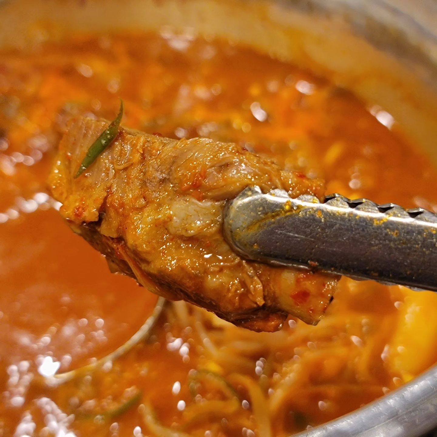 <맵찔이도 반한 매운등갈비 오성식당>

100%국내산 등갈비로 뜯으면 부드럽고 맵기는 4단계로 선택할수 있어서 취향따라 골라먹을수 있어요

아삭한 콩나물과 당면의 만남은 국물을 쏙 빨아들여 더욱 맛있고 곤드레나물밥에 비벼먹으면 최고👍

메밀전과 계란찜까지 든든하게 클리어 ❤️❤️

위치: 서울 강남구 삼성로84길 6 1층 오성식당

#오성식당#등갈비찜 #매운등갈비 #메밀전 #계란찜 #삼성역맛집 #삼성동맛집 #