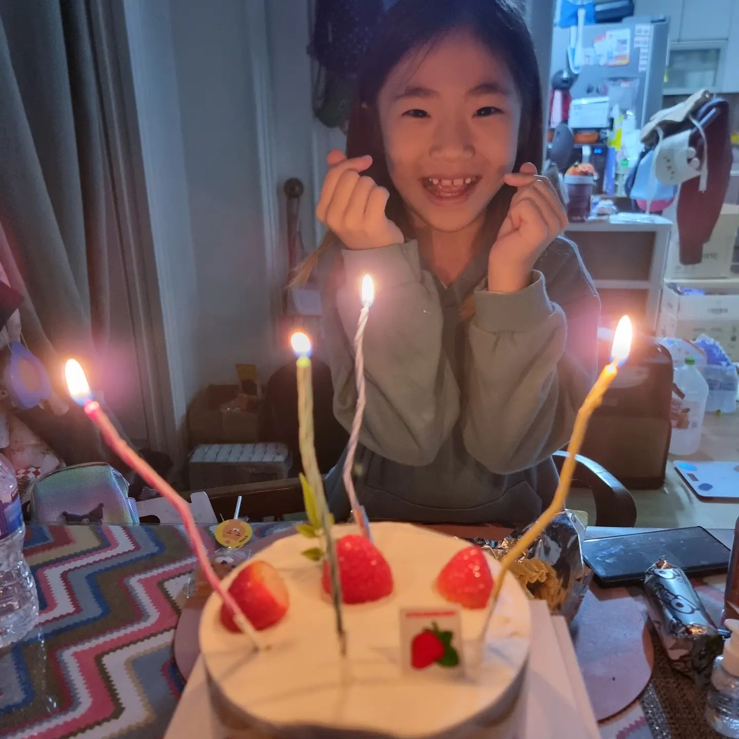 40짤 생일끝 ㅋ 

은설이와 지인과함께한  생일날 
생선물로  킹크랩 을쏴주신  오래된 지인님도 
축하카톡보내준 지인님도 
집으로 배송시켜주는 지인님도 
축하카톡선물보내준 지인님도 
직접 선물주신지인님도 
상품권으로 주신 지인님도 
케잌배달해준 지인님도 

모두모두 감사드려요~~ 

우리은설이의 인나자마자  생일축하노래와
생일카드  그리고  약속까지한  용돈으로 엄마선물사주기까지 

 진짜 남부럽지않은  생일!!!!! 
다들 고마워요♡ 
덕분에  따뜻한 생일이였어요~~ 

#생일#40살아주미
#생일날#고마워요#지인찬스#일상#베풀어야할일투성#감사해요#행복 #미니미랑 #노량진수산시장횟집 #레드킹크랩 #배찢어짐주의