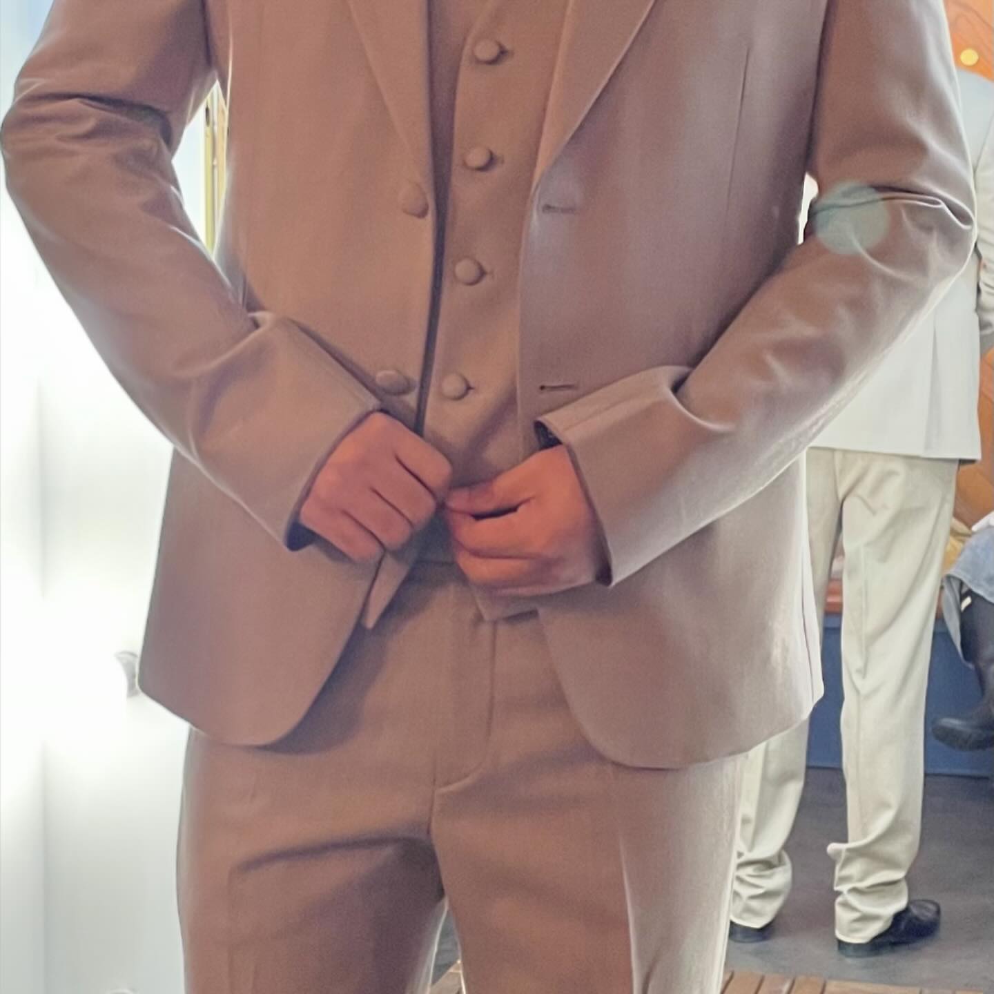 무취향 오빠삐 촬영 대여복 내맘대로 고르기♡
그래서 우리의(저의˃̵ᴗ˂̵) 선택은용!
바로바로 베이지 화이트 블랙 입니다🤎🤍🖤
화이트... 후회 안하겠죠...? 
늘 지르고 고민하는 편ㅠ̑̈ㅠ̑̈
.
.
.
.
🤍💍결혼준비는 direct.wedding 와 함께
🤍가입시 [추천인: 동동과둥둥] 입력하시고 30000원 혜택 받아가세욥
.
.
.
✔️다양한 포인트&10% 캐쉬백으로 비용 절감
✔️월 1,000쌍의 대규모 계약으로 업체에서 최저 가격 공급
✔️정찰제와 사전 가격 공개
✔️수십만개의 후기를 통한 신랑신부 주도적 계약
✔️시스템과 담당자, 관리자의 3중 체크로 차질없는 진행
✔️드레스 투어 동행만 없을 뿐 모든 결혼준비 서비스 제공
.
.
.
#다이렉트결혼준비 #결혼준비 #웨딩플래너 #다이렉트카페 #비동행플래너