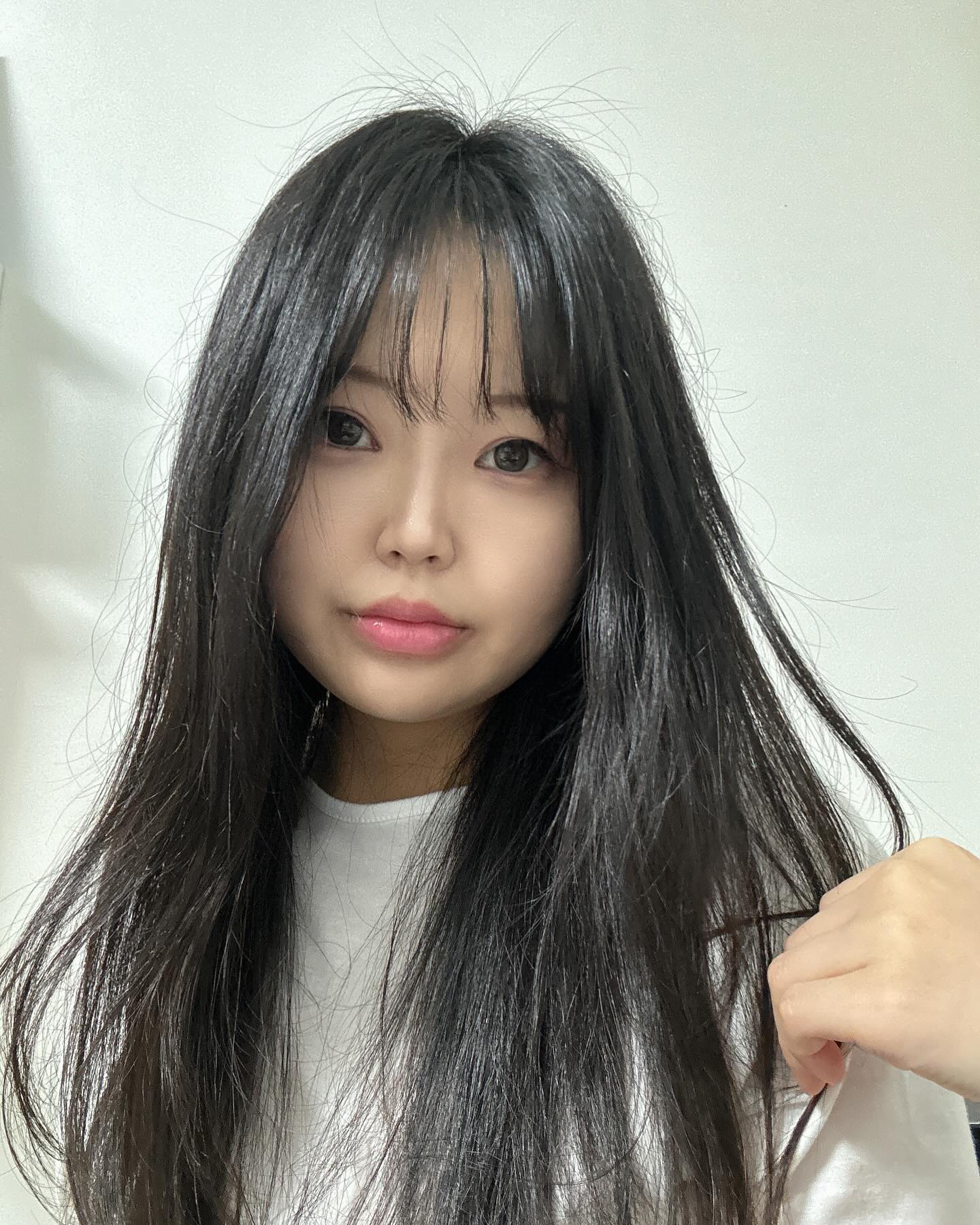 #협찬 
얼굴 독소 뺀 기념으로 올만에 셀카 🤍

블로썸 스킨라운지에서 얼굴 윤곽관리 하구 왔는뎅
얼굴 작아진거 확실히 티나죵?

저는 동글동글 볼살이 많은 얼굴이라 고민이 많은편인데,
스테로이드 부작용이 있어 
병원에서 윤곽주사 맞기에는 부담이 되고
다른 시술도 하기는 좀 꺼려지는 편이라
이리저리 고민이 많았어용🙃

그런데 말입니다…
블로썸 스킨 라운지에는
스테로이드 성분 없이 천연성분으로만 
윤곽관리를 해주는 프로그램이 있다고 해서
관리를 받아보았는데
효과도 즉각적으로 나타나고 너무 좋더라구요?🫢

제가 받은 시술은 “V펜 슬림업 리프팅” 인데
블로썸 스킨라운지에서 상표권 출원중인
V펜을 이용하여 지방분해를 도와주는데
부작용없이 관리받을 수 있어서 넘 좋았어용😌

요걸로 관리만 꾸준히 받아도 큰바위얼굴도
작은얼굴로 거듭날 수 있다는 사실🙋🏻‍♀️

제가 직접 받아보구 효과가 좋았어서
다들 해보셨으면 하는 마음 !! 😘
큰바위 얼굴은 뭐다..? 블로썸 스킨라운지다..🌸🫶🏻

#대구피부관리 #대구여드름관리 #대구리프팅 #대구윤곽관리 #블로썸스킨라운지 #대구비만관리 #대구지방흡입 #대구물광관리