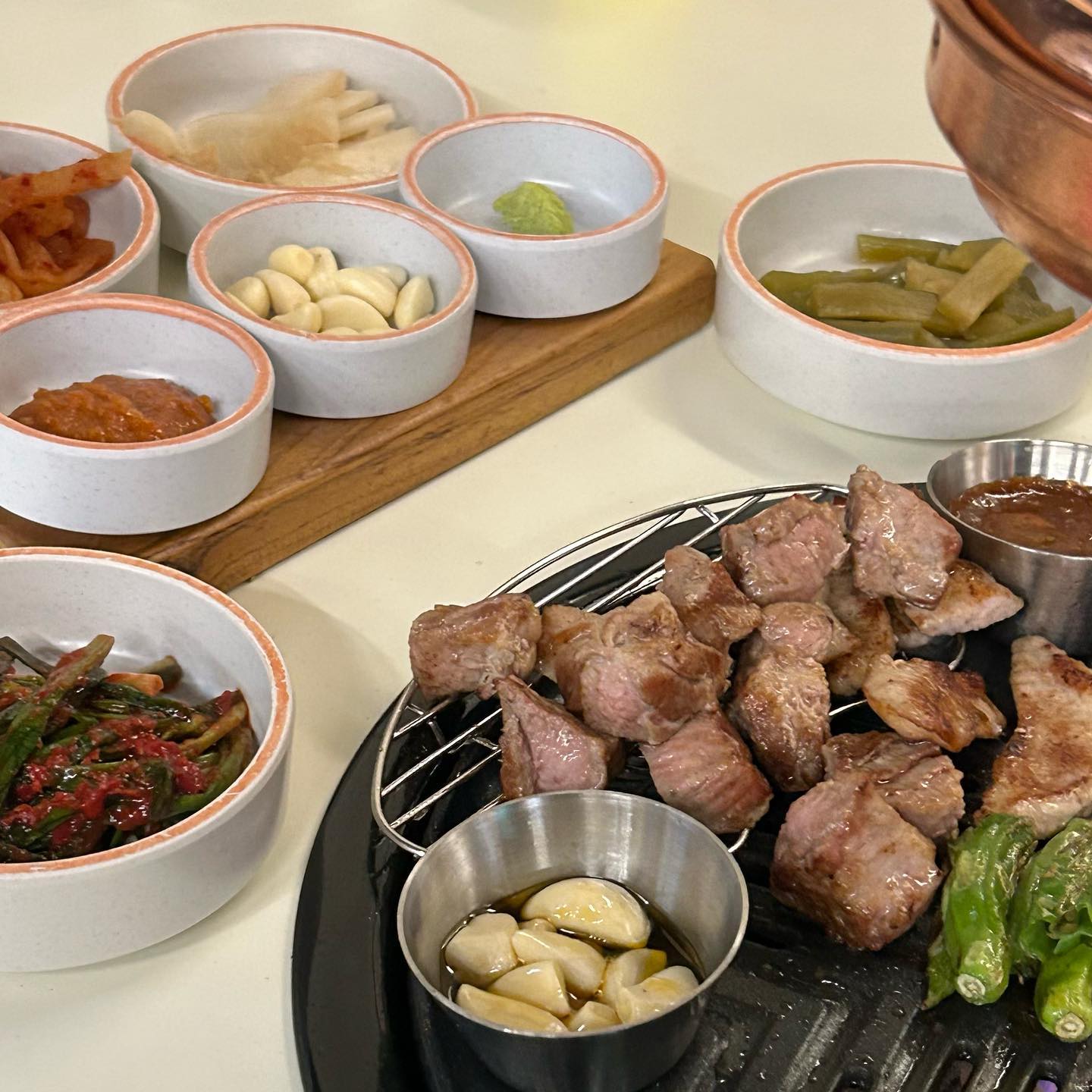 사장님 고기구워주는 손놀림이 예사롭지 않은 이곳!
벌써 n번째 방문한 역삼 고기집 동남회관!

고기먹는 내내 망고목살 추가주문하는 분들 
많이들 계시더라구용
망고목살은 꼭 주문해야해요👋

이번엔 경희가 알려준 인스타갬성으로 찍어봤어요!
만석이라 구석에서 먹었는데 조용해서 오히려 좋아❤️

📍동남회관
✔️서울 강남구 언주로93길 24 1층
✔️망고목살:23,000원
✔️동남세트:40,000원

#강남맛집#역삼맛집#동남회관#역삼고기집#강남고기집#역삼동맛집#강남고기집#강남고기#역삼고기#선릉맛집#선릉역맛집#선릉고기집
