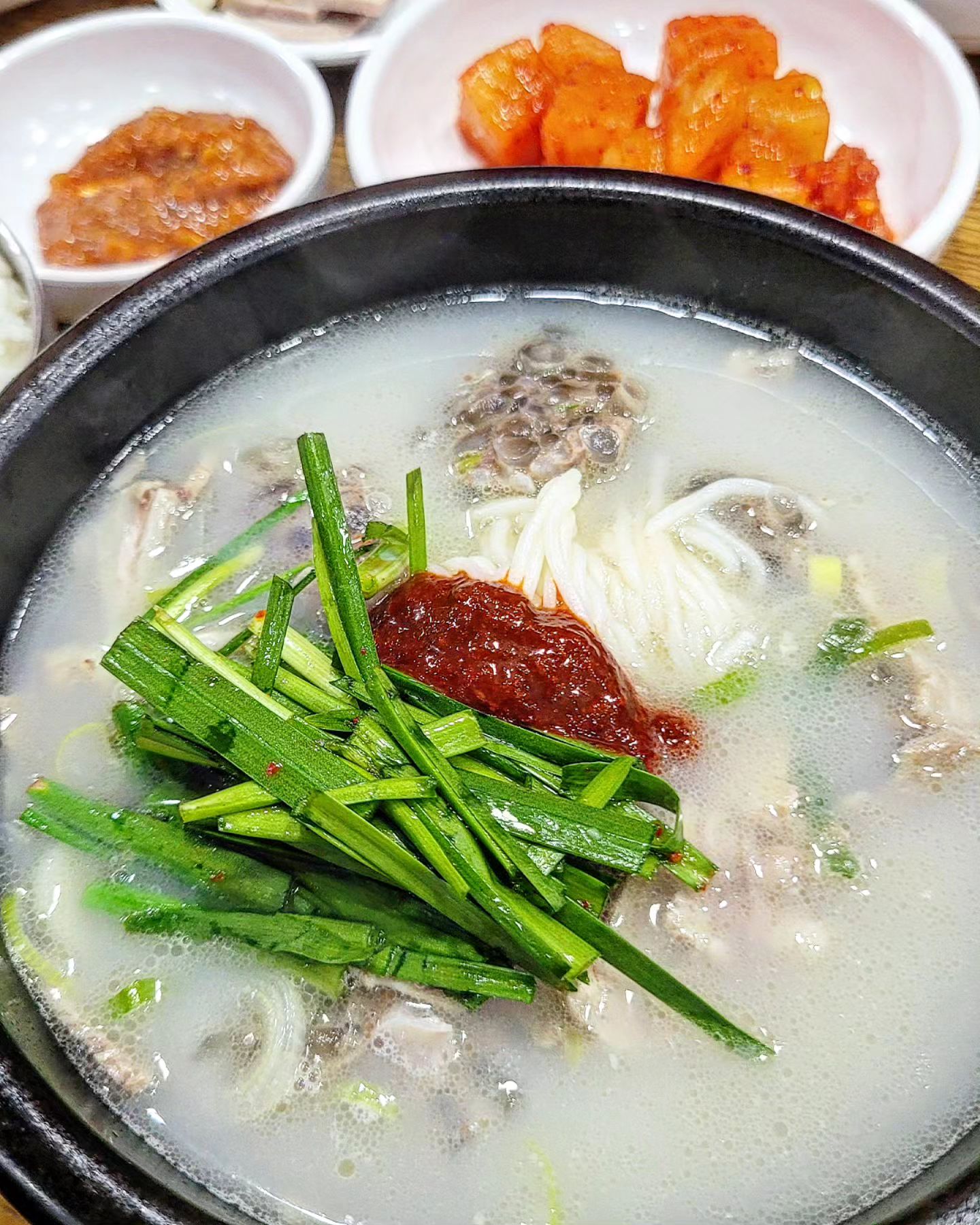 #협찬 #진하종가돼지국밥 

연지공원 근처 맛있는 김해돼지국밥집
👉진하종가돼지국밥👈에 다녀왔어요!!

사장님 너무 너무 친절하시구요~
홀이 넓어서 단체로 방문이 가능한 곳이랍니다.

수육백반, 순대국밥, 만두를 주문했는데요~

100% 국내산 사골로 무쇠 가마솥에 직접 푹 우려내어 냄새 없이 구수하고 깔끔한 맛을 느낄 수 있는 국물이 그야말로 진국이더라고요...

얼큰한 국밥에 국수사리와 부추와 
다대기 듬뿍 넣고 공기밥 투하!! 🍚 
완전 푸짐하게 즐길 수 있었답니다.

부드럽고 야들야들한 수육
맛있는 만두까지 퍼팩트!!😆🤭

뜨끈뜨끈한 국밥 한 그릇 생각나면
진하종가돼지국밥으로 달려갈께요^^

📃주문메뉴
🎈수육백반 12.0
🎈순대국밥 9.0
🎈만두 5.0

✅️어린이 국밥 주문 가능
✅️전메뉴 포장 가능

📍김해시 금관대로 1368번길 6
☎️055-335-1588
⏰️매일 10:00-22:00

#김해돼지국밥 #김해내동맛집 #김해내동밥집 #김해돼지국밥맛집 #연지공원맛집 #김해진하종가돼지국밥 #김해국밥맛집 #김해내동돼지국밥 #허브향기처럼
