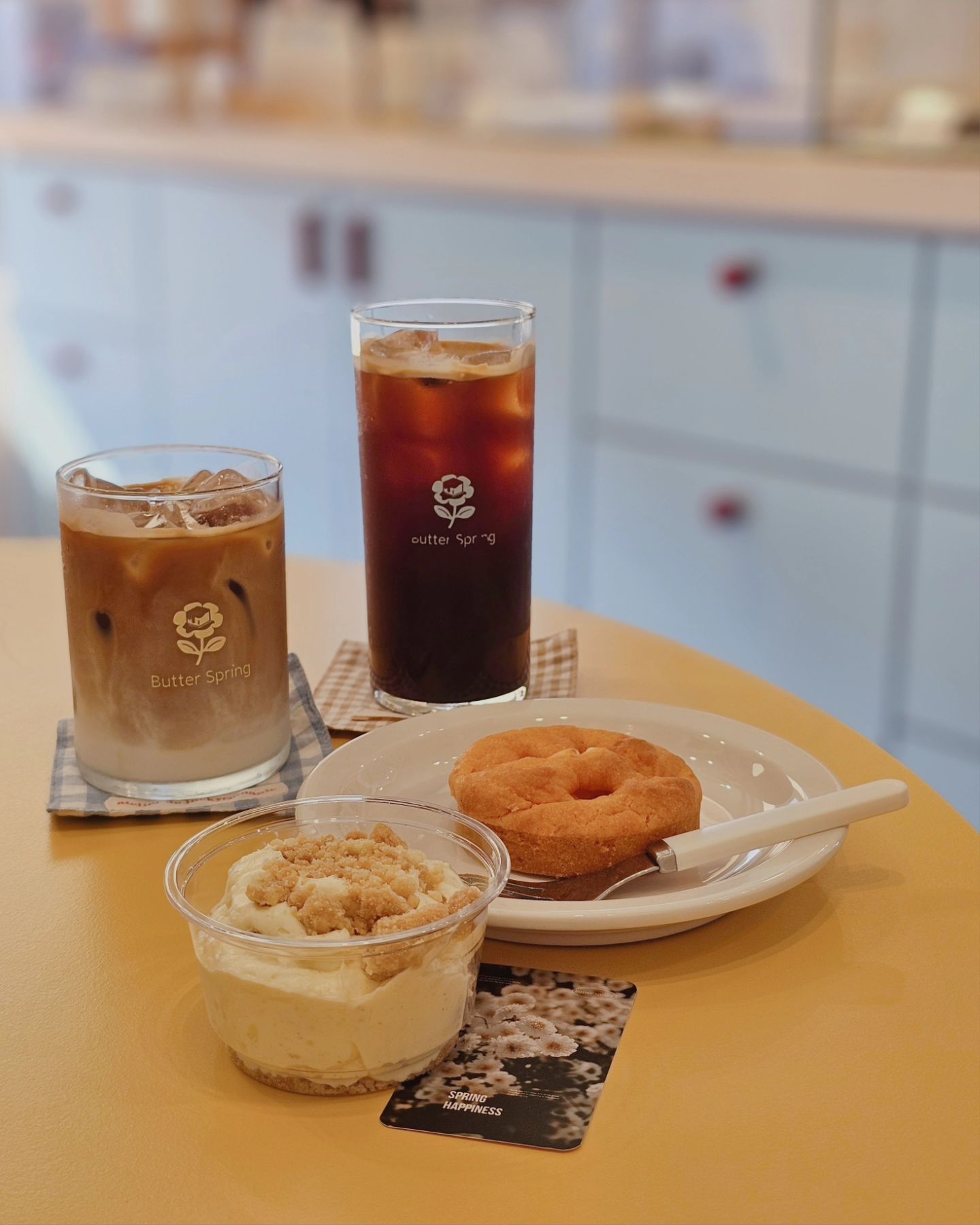 버터스프링🧈🌼
⠀
⠀
맛있는 크림푸딩과 쫀득쿠키를 먹을 수 있는
의정부 카페 버터스프링🌼🥰
매장 인테리어도 이름처럼 화사하고 귀여웠다.
⠀
⠀
⠀
Date : 2023.09.28 
​a.k.a. 끝나지 않은 23년 후기 시리즈(〃⌒▽⌒〃)ゝ​
Heart Score : 💖💖💖💖🤍
⠀
⠀
⠀
⋆ ₊ ﾟ ☽ * ₊ ⋆
⠀
의정부 버터스프링
butter._.spring
⠀
•┈┈┈•┈┈┈•┈┈┈•┈┈┈•
📍경기 의정부시 시민로122번길 43​
⏰평일 10:00~21:00
​📅휴무 화(인스타 확인)
🐕반려동물 동반가능
🚗주차 불가
•┈┈┈•┈┈┈•┈┈┈•┈┈┈•​