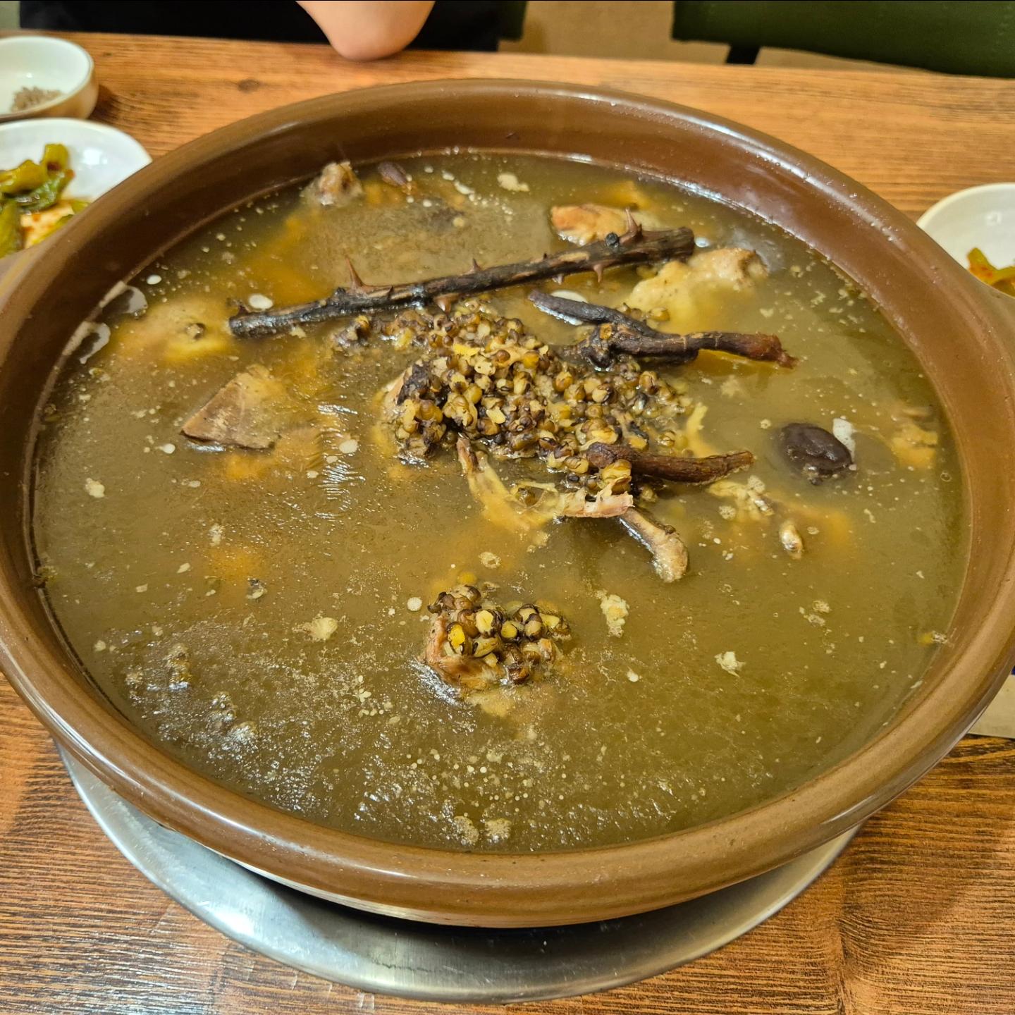 #광고 #협찬 

일산 대자동에서 몸보신으로
백숙 맛집 찾는다면 '숲속마을'

깊고 녹진한 국물에 큼직한
오리 한 마리가 통으로 들어가
든든하고 푸짐하게 먹을 수 있답니다.

마무리로 찰밥, 녹두가 들어간
죽까지 고소하고 담백하게 
먹어봐요😊

#숲속마을 #숲속마을백숙 #대자동맛집 #대자동백숙 #고양몸보신 #일산몸보신 #일산백숙 #고양백숙 #고양백숙맛집