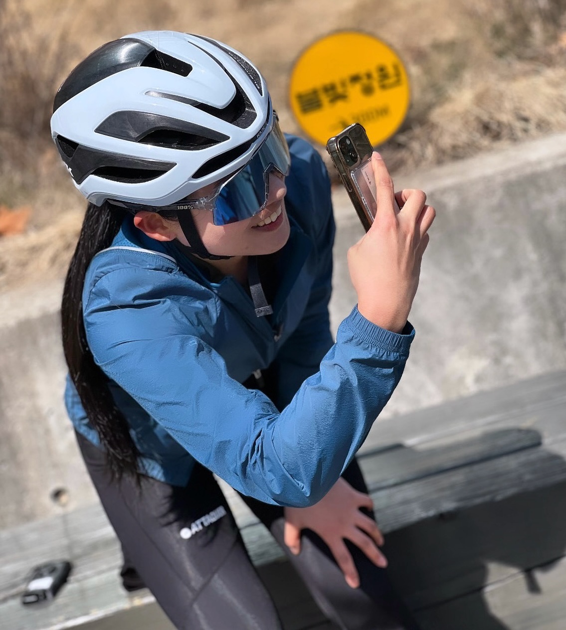 제가 사진 찍어드릴게요🤍

cephas_official 
kask.koo_kr 100percent_kor_
fizik_kr pirelli_cycling 
#kaskhelmets #엘레멘토 #카본헬멧 #자전거헬멧
#100percent #자전거고글 #S3 #변색렌즈 
#fizik #fiziksaddle #fizikshoes #자전거안장 #클릿슈즈 
#pirelli #자전거타이어 #피렐리피제로 #pirellipzero