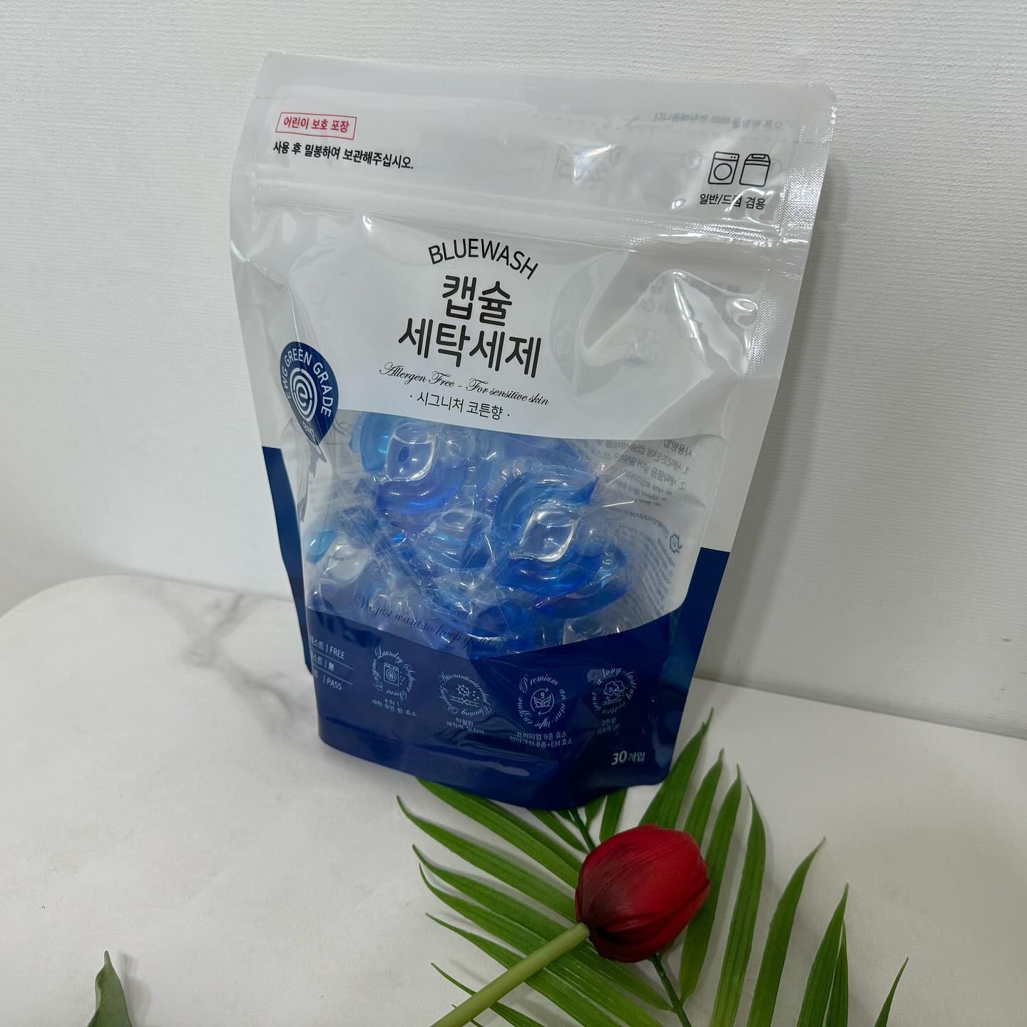 #협찬
⠀
국내최초 EWG올그린 캡슐세제를 소개합니다!
요 작은 캡슐 하나로 세척, 섬유유연이 전부 가능한 아이!
향이 얼마나 좋은지, 빨래하고 널기전에 한참 코를 킁킁 거리게 만드는 ㅋㅋㅋㅋㅋ 녀석이예요.
⠀
프리미엄 9종 효소로 세척력이 정말 뛰어나서
남편이 일하고 오면 옷이 꽤 많이 지저분해지는데 깔끔하게 잘 세척이 되더라구요!
⠀
그리고 일단 캡슐세제를 쓰는 가장 큰 이유.
간편해서 이잖아요 ㅎㅎㅎ
세제와 섬유유연제를 같이 넣을 필요 없이 이 캡슐 하나만 넣으면 세탁이 완료! 너무 편리해요🩵
#캡슐세제 #국내최초EWG올그린 #유아세제 #프리미엄9종효소 #무자극