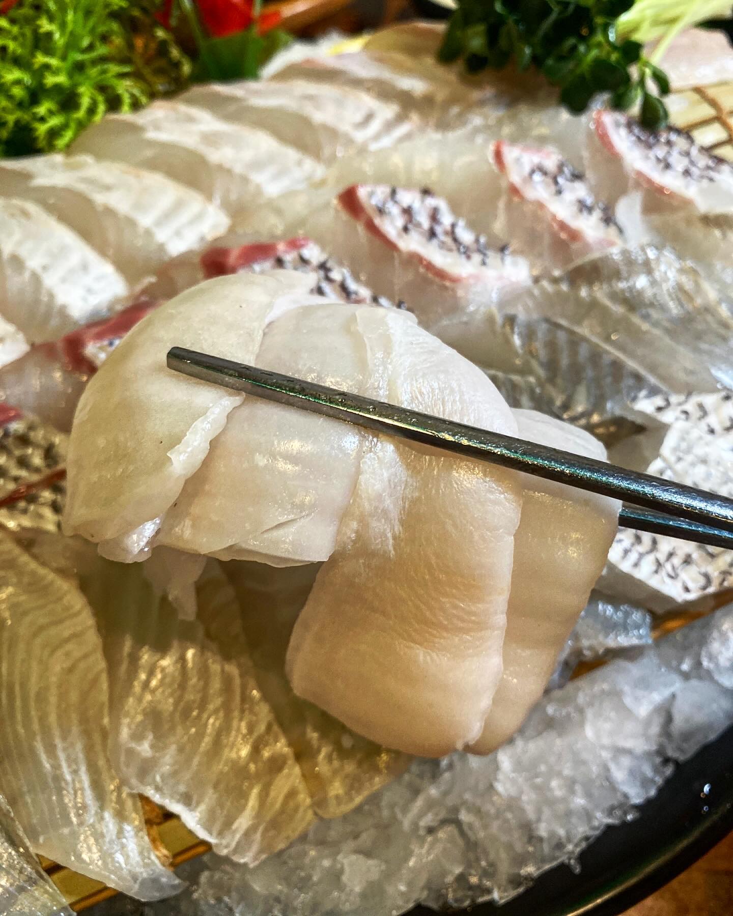 합정에서 싸고 맛있는 횟집을 찾는다면.

합정 #오늘은내가쏜다 ssonda3247759 

합정역 2번 출구에서는 5분, 홍대입구역 1번 출구에서는 10분 걸어오면
문앞에 캠핑장 바이브가 물씬 풍기는 아늑해보이는 횟집이 있다.

취급하는 메뉴도 다양한데다 무엇보다 모듬회의 구성이 끝내줬다.
밑반찬 - 도마스끼 - 회 - 매운탕 이렇게 되는데

생선회와 더불어 여러 해산물 요리를
한꺼번에 즐길 수 있어서 너무 만족스러웠고

매운탕에 들어있는 무지막지한 크기의 고깃덩어리 덕분에
분명히 또 가야만 하는 곳이 되어버렸다.

📍모듬회 (소) 55,000원 / 대방어 2인 60,000원
📍서울 마포구 잔다리로 62
📍일,월  16:00-24:00
  화~금 15:30-01:00
  토  15:00-02:00
📍주차불가

#식사숙녀_합정 

#합정횟집 #서교동횟집 #마포구횟집 #합정맛집 #서교동맛집 #마포구맛집