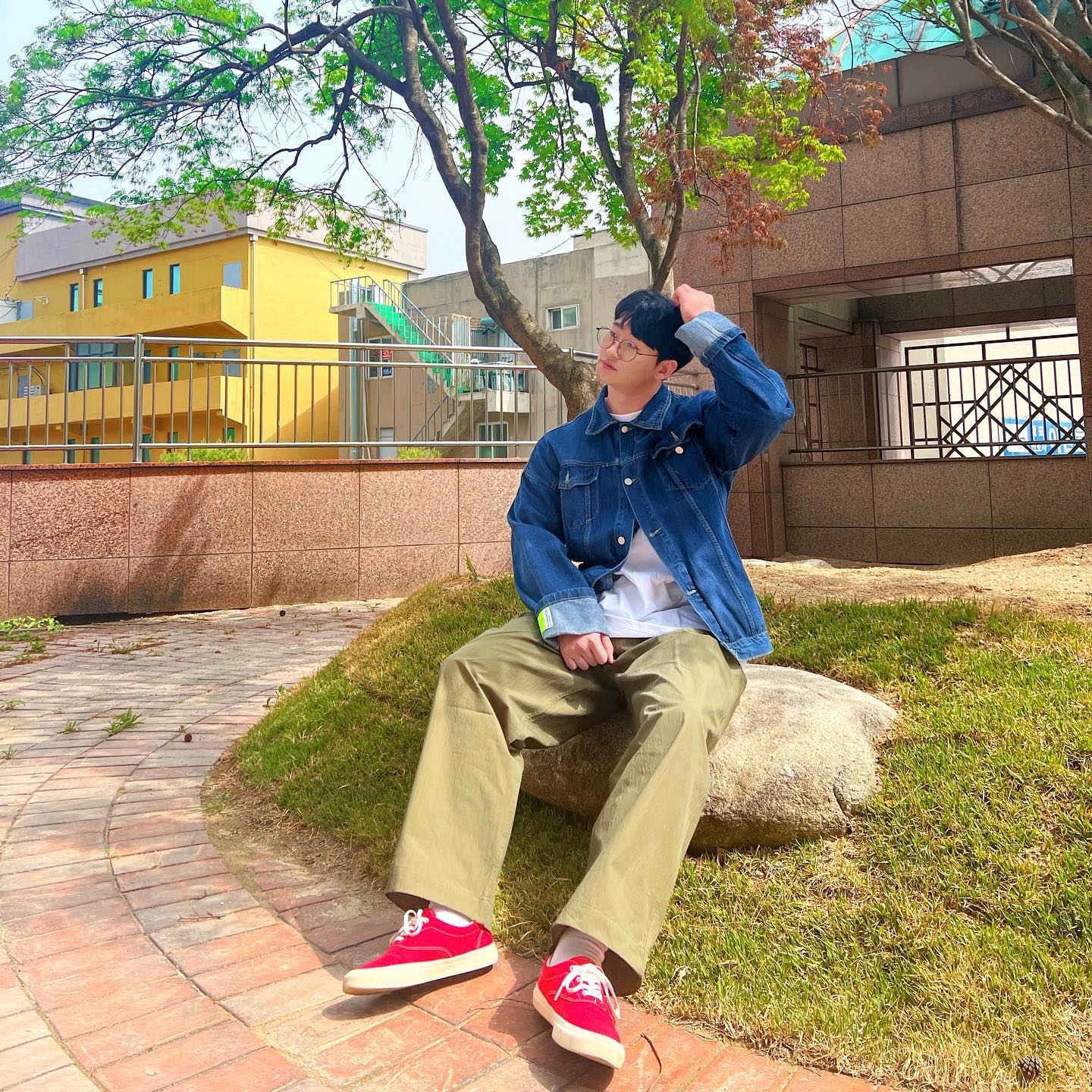 #협찬 푸릇푸릇 계절이구만~🌲🌳🌴
.
.
.
요즘 날씨가 딱 좋아서 인스타 피드 보면 ✈️여행 피드가 되게 많던데 되게 부럽네요..🥲
그래도 ✈️여행은 못 가지만 날씨 좋으면 기분이 좋은 거 같아요😀
옷도 다양하게 입을 수 있고 날씨가 좋은 날에는 또 옷 쇼핑이 빠질 수 없죠🛍️
그중에서도 이번엔 바지를 소개하려고 합니다!

🤗이번 소개할 제품은
브루클린 데님(brooklndenim_co) 브랜드의 서커스 팬츠입니다🤹
와이드 한 핏이고 허리에 🧵밴딩이 들어가 있어 체형에 상관없이 🙋‍♂️남녀노소🙋‍♀️ 예쁘게 입을 수 있는 바지예요

그리고 ✨포인트 색감으로 택이 곳곳에 있고, 캐주얼한 느낌도 주지만 
2개의 턱으로 인해 다양한 부위기의 코디도 잘 어울리는 제품이니 추천드립니다~👍
.
.
.
.
#brooklyndenim_co #newyork #artsalon #브루클린데님 #와이드팬츠 #팬츠추천 #팬츠 #바지맛집 #아메카지룩 #프레피룩 #오늘코디 #일상코디 #오늘뭐입지 #코디샷 #옷코디 #패션계정 #남자패션 #남자코디룩 #남자코디추천 #데일리룩추천 #데일리룩그램 #오오티디패션 #캐주얼룩 #캐주얼코디