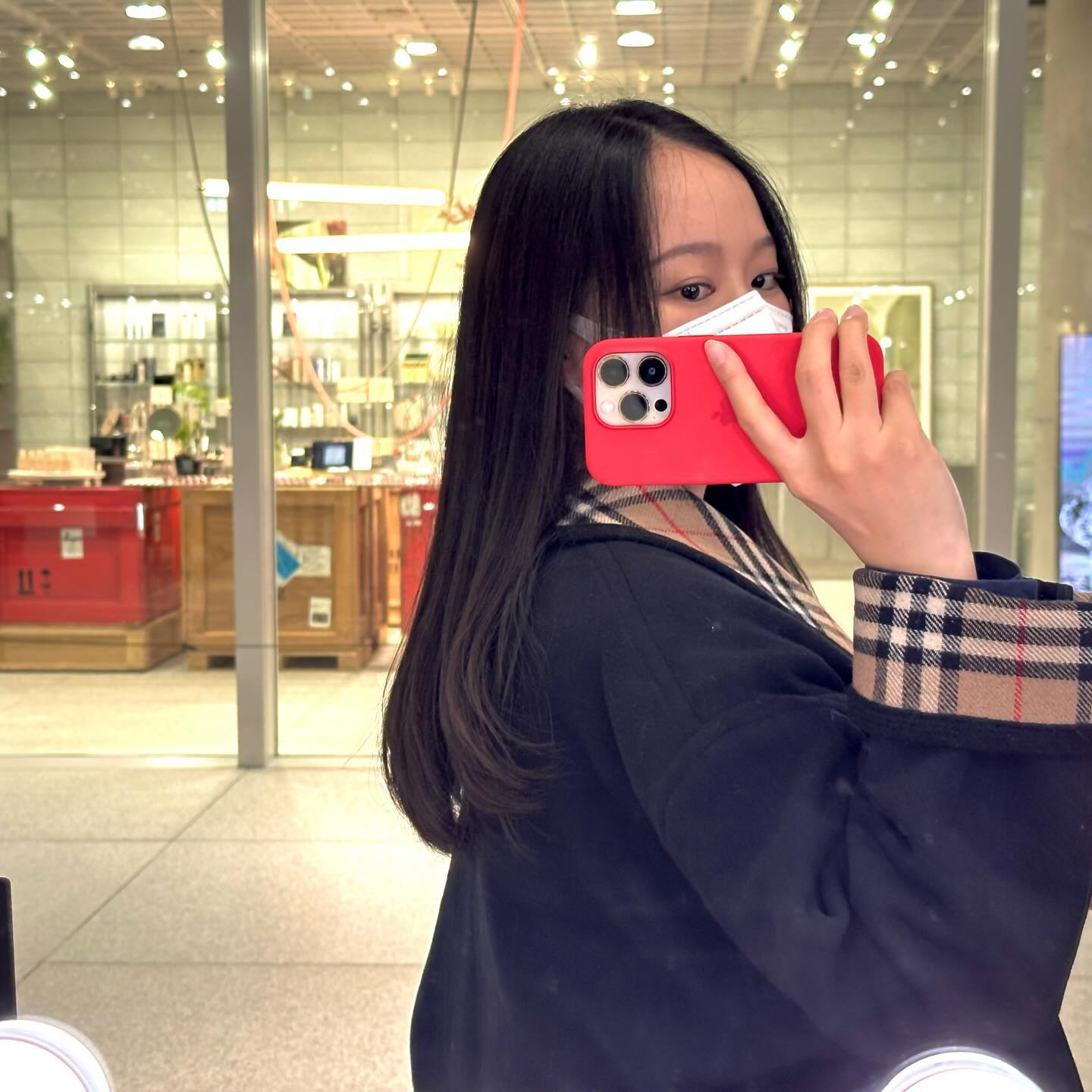 드디어 허리까지 오던 머리 싹뚝✂️
펌은 다음으로 미뤘지만🥹
몇달만에 미용실인지😄
.
#아모레퍼시픽 2층 #AMORE용산
체크인선물도 받고 
헤라 파데도 구경하고
쉐이크쉑 버거도 먹고
즐거웠던 데이뚜💖
.
#아모레용산 #용산데이트
#아이디헤어용산해링턴점