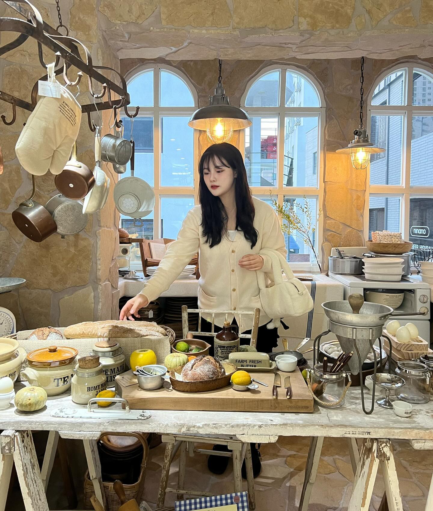 🏠전포 소품샵 투어

인영님 영상보고 다녀온 소품샵! 
전포동은 진짜 가게마다 이쁘다🏠🤍

-브라켓테이블🥖
1,2층으로 이루어져 있고 예쁜 그릇들이 많아 다 사고 싶었음 ㅠ
(온라인 스마트 스토어도 운영중!)

-페이퍼가든🥦
귀여운 자석이랑 매트, 식물들이 아기자기하게 꾸며져 있었다
