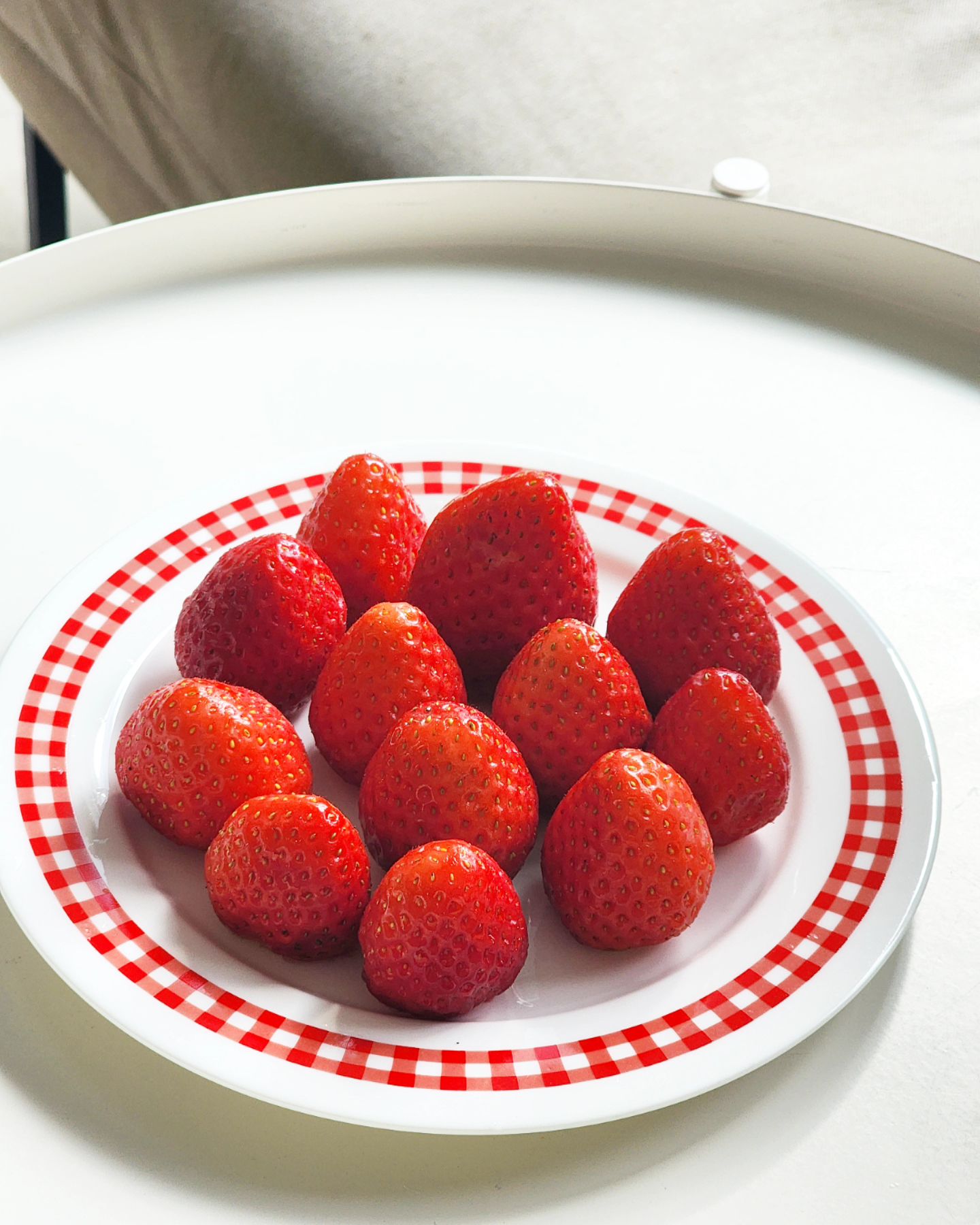 요즘 🍓 딸기값이 금값이라는데...
시댁 딸기 농사해 배부르게 부담없이 먹는 중

근데 난 메리퀸보다 🍓겨울 설향이 좋다😋
딸기편식 ㅋㅋㅋㅋㅋ

설향 키우실 때가 좋았....😂😂😂

#일상 #메리퀸딸기 #딸기