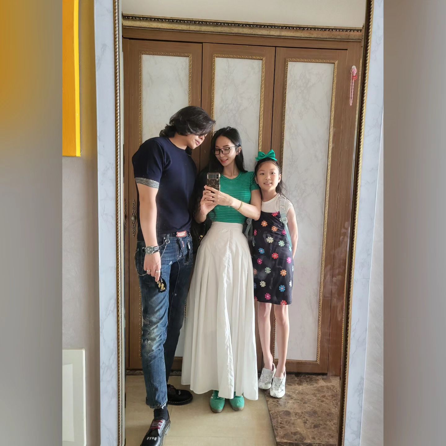 #가족럽스타그램 #애지중지귀한외동딸 
#거셀본능🤳
까치발 정예온ㅋㅋㅋ
안그래도 기럭지 긴데ㅋㅋ
더 길어보여 😁😁 언젠가는
나보다 더 커질날이 오겠지?
천천히 커😭
예쁜 너의모습 더 담고파
 1분1초가 너무 아깝다
 하루하루가 너무소중해🩷
오늘도 사랑받는 아내♡
존경스러운 엄마되기위해 화이팅🩷
#전생에온세상을구한녀자