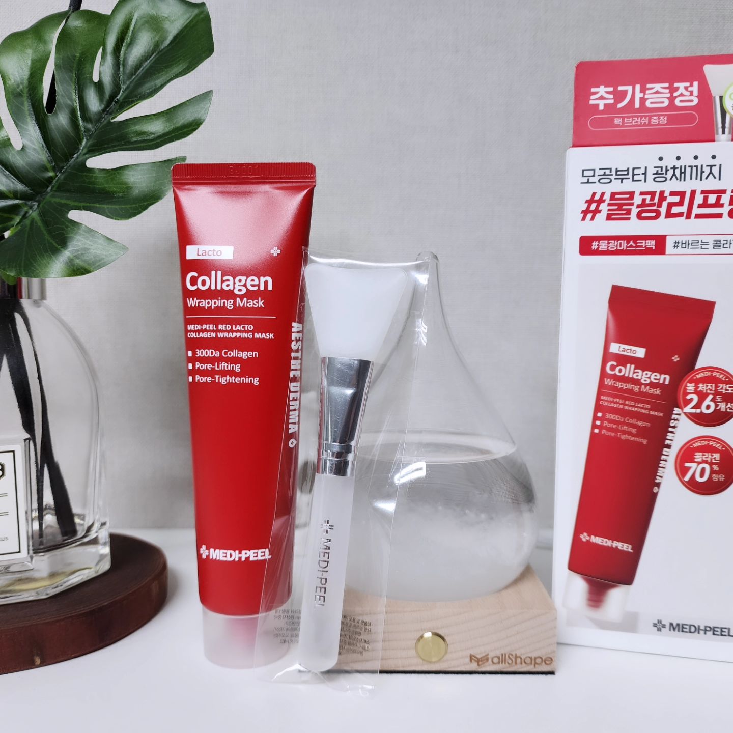#협찬
레드 락토 콜라겐 랩핑 마스크 70ml + 에어 터치 실리콘팩 브러쉬 

모공보다 작은 300달톤 크기의 초저분자 콜라겐 70.2% 함유로 피부 영양선사 해주고 단 한 겹으로 세로 모공 개선 및 탄력, 광채까지 경험할 수가 있어서 좋네요~
즉각적인 리프팅 효과를 부여하여 탄탄한 모공, 광채나는 피부로 가꾸는데 도움을 주는데요~

스킨케어 마지막 단계에 사용해도 좋다고 하여 세안후 시킨케어 마지막 단계에서 사용했어요~
함께 들어 있는 실리콘 브러쉬가 꼭 있어야 겠더라구요~  너무 편하게 얼굴에 펴바를 수 있었서 팩하기 수월했어요~

점성이 살짝 느껴지는 쫀쫀한 체형인데 부드럽게 펴발려지고 바르고난 후 시원한 느낌? 촉촉한 느낌이 들었어요~
또한 살짝 도톰하게 발라야지 뗄 수 있어요~ (충분한 양을 올리는게 관건!)

바르고나면 서서히 투명해지다가 완전히 투명해지면 떼시면되요~
사용해 보니 확실히 모공 조여주는 느낌나고 피부가 리프팅된 효과가 느껴졌어요~
그리고 피부가 보들보들 해진게 느껴지고 팩 사용 후 피부가 좋아진 느낌이 들어서 꾸준히 사용 할 것 같아요~^^

집에서 즉각적 리프팅, 모공 개선이 필요하시다면 바로 사용해보세요~^^

레드 락토 콜라겐 랩핑 마스크 + 에어 터치 실리콘 팩 브러쉬 기획은 올리브영 단독 구성이라고 해요~
그러므로 올리브영에서만 만나보실 수 있어요!!♡

 #스킨이데아 #메디필 #medipeel #레드락토콜라겐랩핑마스크 #콜라겐팩 #바르는콜라겐팩 #물광볼륨팩 #물광팩 #바르는콜라겐팩 #올리브영마스크팩 #세로모공 #모공관리 #소유마스크팩 #올리브영팩추천 #올리브영추천템 #올리브영콜라겐 #메디필콜라겐팩 #kbeauty #kskincare #올영세일 #올영세일추천템 #올영세일추천