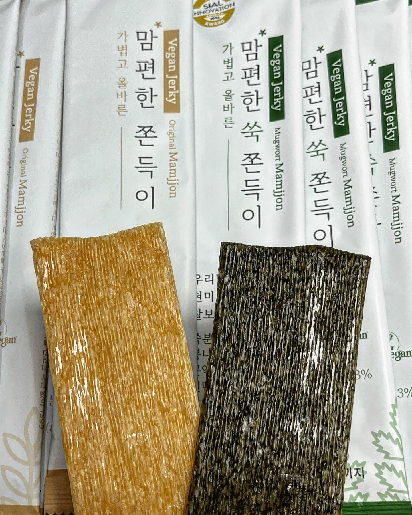 정말 맘껏먹어도 맘편~~한 쫀득이 등장이요‼️

mammarecipe_ 
eat.thecompany.official 

다이어터인 미니도 정말 맘편하게 먹은
@@@세계 최초 국내 유일 @@@
영국 비건소사이어티 인증 쫀득이라구여!!!

곤약쫀득이의 탱글탱글 식감 진짜 미침ㅠ
쑥쫀득이는 쑥떡느낌 쫄깃쫄깃 너무 맛있어요

국산 참쑥 찰보리 현미 뽕잎의 풍부한 영양은 물론
>>>>믿을 수 있는 HACCP인증, 무합성보존제
+++++++100%우리밀+++++

이렇게 맛있는데 건강하게 먹을 수 있는 간식이면 
무조건 쟁겨두는게 국룰🤗

#제품협찬#맘마레시피#잇더컴퍼니#맘편한쫀득이#비건간식#쫀드기#아이들건강간식 #간식추천 #먹스타맞팔

.
.