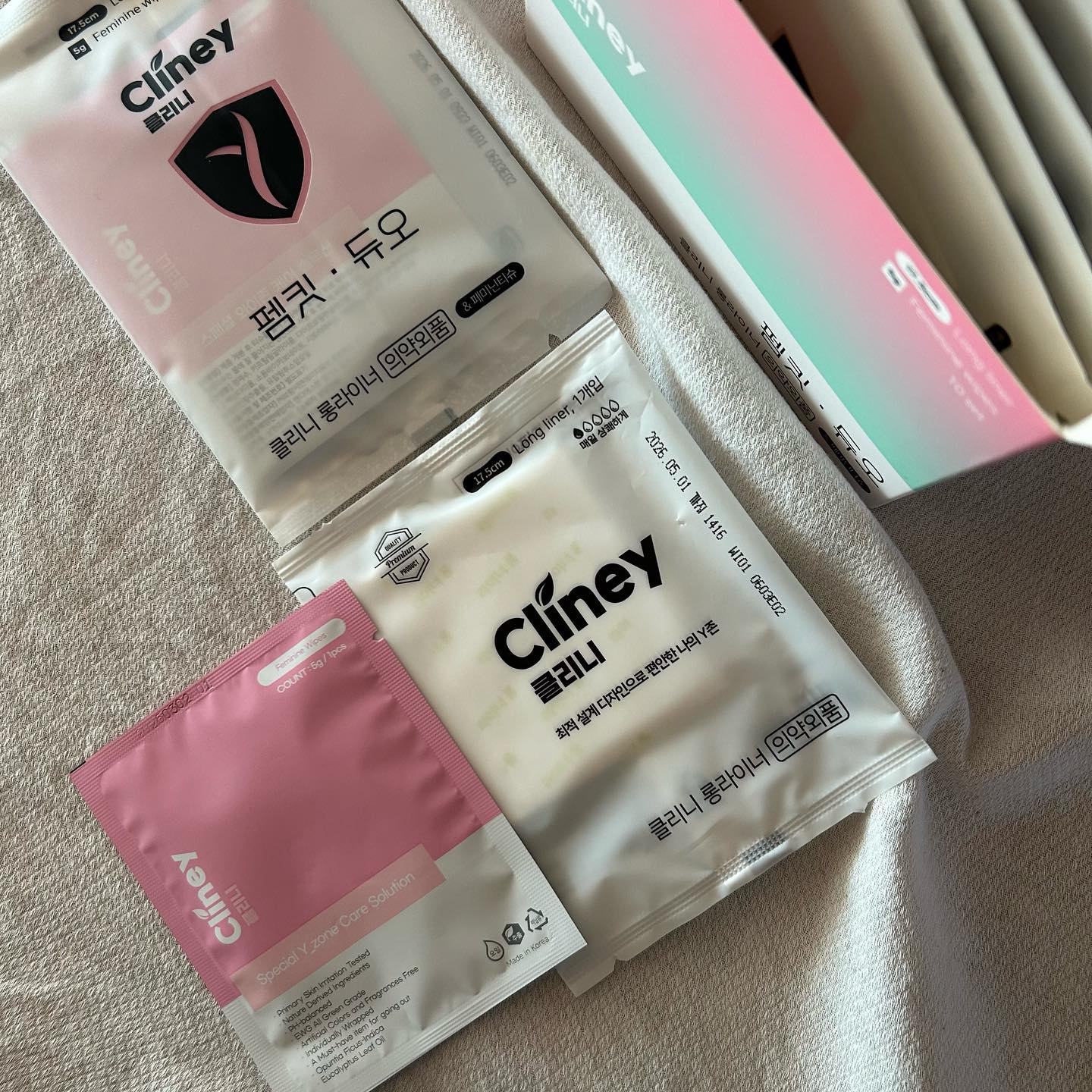 #협찬  #쭈댕스타그램
________________________________________

[ 클리니 : 휴대용 세정제 & 라이너 ]
https://smartstore.naver.com/clineycare/products/8835390153
________________________________________

자극없는 깔끔하고 청량한 사용감의 
[ 롱라이너 + 여성 청결티슈 ] 올인원 패키지를 소개합니다 
단 한팩으로 간편하고 깔끔하게 해결할 수 있어요 : )✨

위생적이고 편리하게 휴대할 수 있는 패키지 제품으로 
감촉이 좋은 탑시트 순면커버로 민감한 피부에도 
자극없이 사용할 수 있습니다🤩

무엇보다 개별 포장이 되어있어 위생적이고 간편하게
또, 컴팩트한 사이즈로 언제 어디서나 편리하게 휴대가 가능한
[ 올인원 패키지 ] 로 하루종일 뽀송함을 유지하세요🩵
________________________________________

더 많은 사진과 상세 정보는 블로그에 게시 됩니다🤍
프로필 링크타고 [ 쭈댕로그🐹 ] 방문하긔 ଘ(´•3•)⊃━☆
________________________________________

#휴대용여성세정제 #산부인과생리대 #산부인과여성청결제 #쭈댕스타 그램