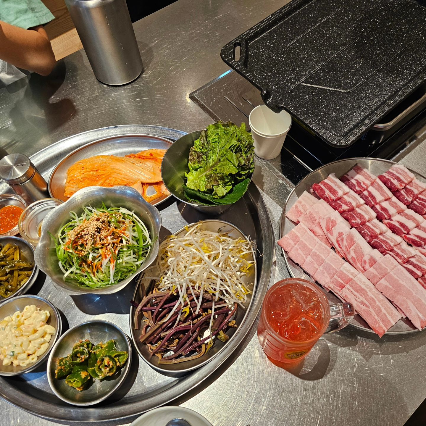 오랜만에 여의도 나들이 🌆
예전부터 가보고 싶었던 방돈식당 고고씽 🥩
냉삼과 생삼의 조합인 반반세트 주문 ✨
240시간 숙성한 고품질 프리미엄 한돈으로 육즙도 풍부하고 식감도 좋네. 👌
삼겹살과 궁합이 좋았던 오미자 에이드까지 한 잔 🍹

#방돈식당 #한돈 #고기맛집 #여의도맛집 #오미자에이드 #여의도역맛집 #여의도삼겹살

📍서울시 영등포구 국제금융로8길 2 농협재단빌딩 지하 1층
📞0507-1374-5039
⏰️월-금 11:00-22:00 (브레이크타임 15:00-17:00)
토,일 12:00-21:00 🕰️
