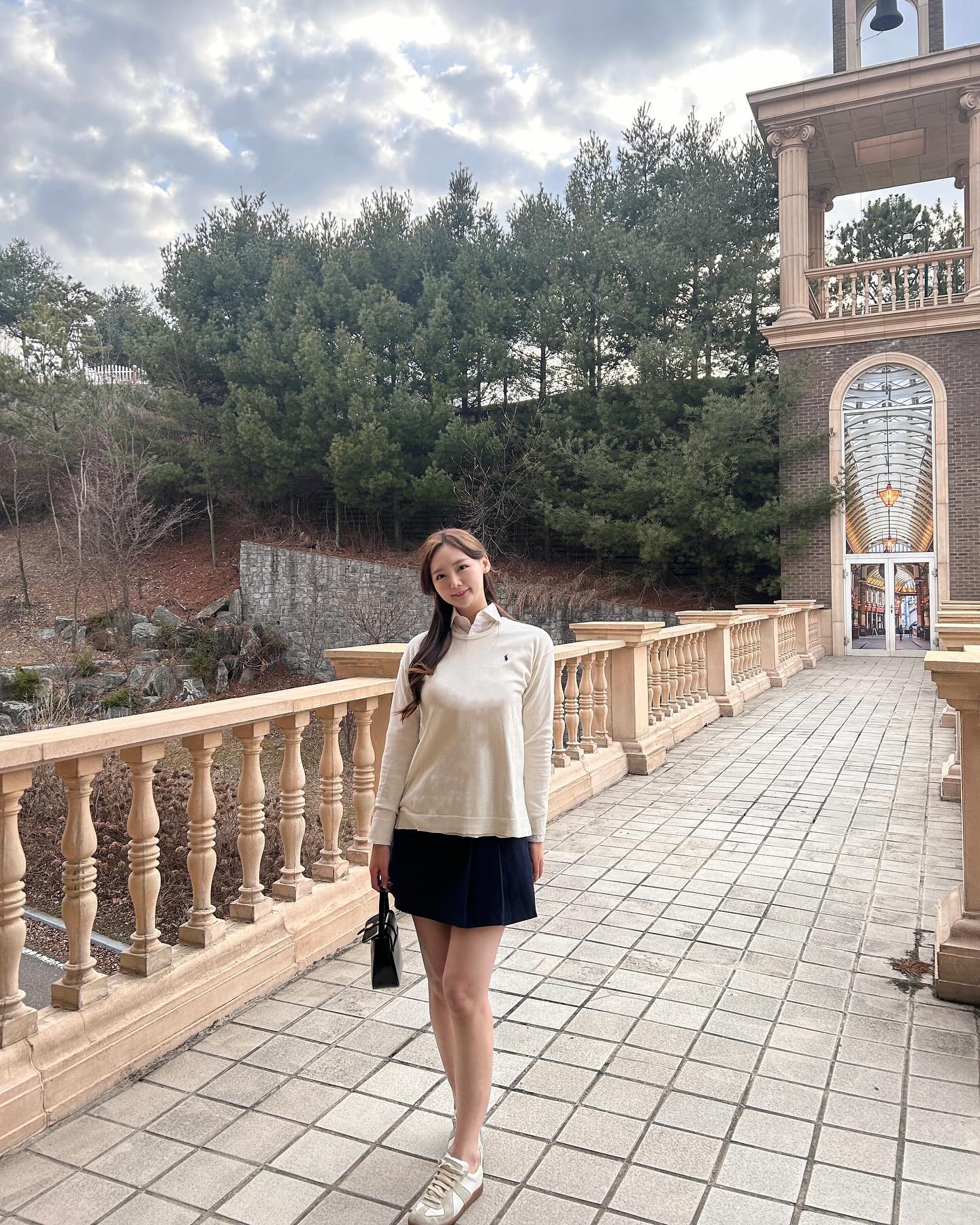 셔츠 레이어드 함께 코디 해보았어요
폴로니트는 코디법 따로 필요 없어요
어떤 룩이랑도 다 잘 어울려요🐎💙

사이즈 팁- xs착용 핏 (상의-55사이즈)
*사이즈 크게 나온 핏으로 보통 입으시는 추천 사이즈 입니다*
44-55사이즈 XS-S추천
66사이즈 S-M 추천
66-77사이즈 L 추천