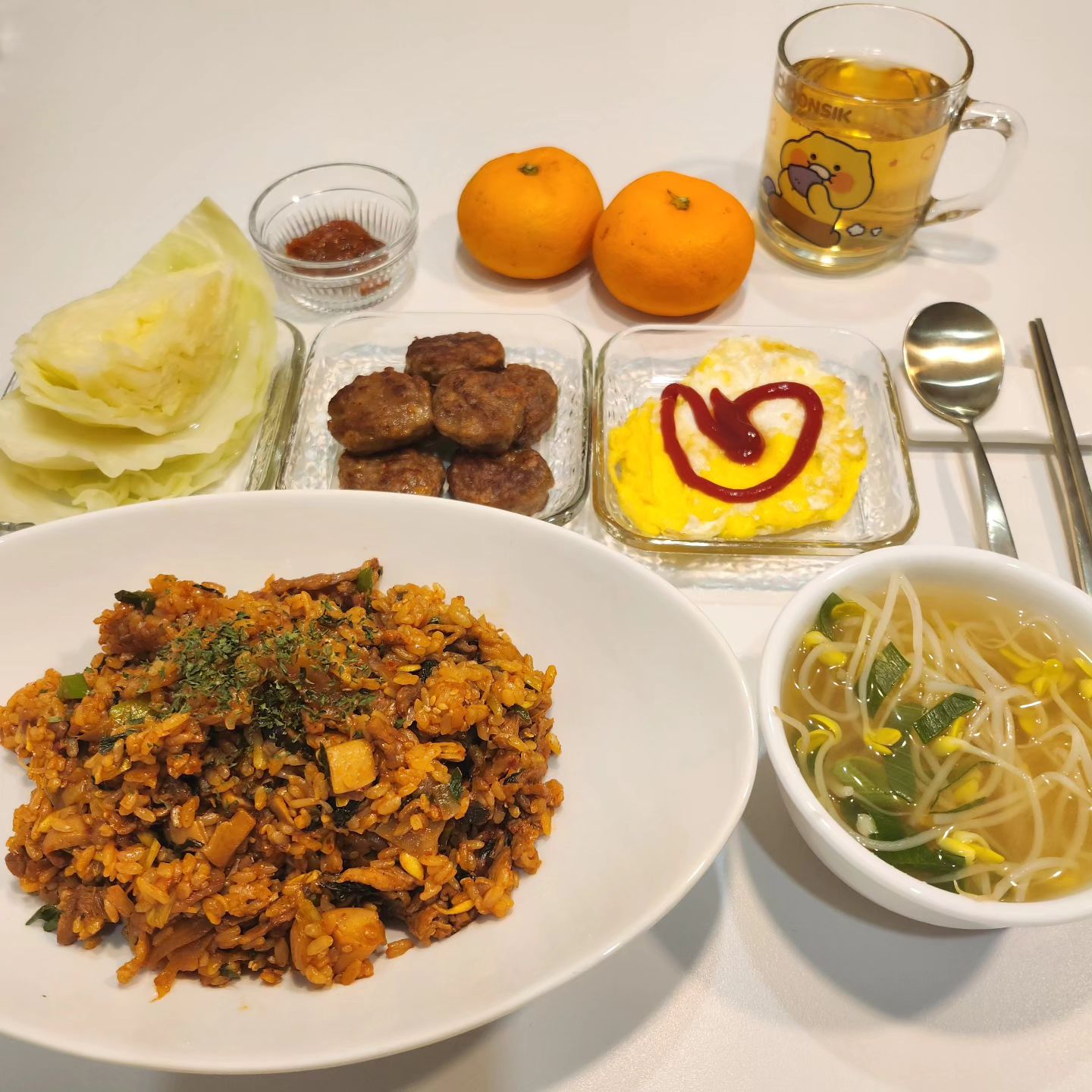 호야석식😋

어제 먹고 남은 콩불에 밥 볶음👍
콩나물국 양배추 떡갈비
계란후라이🍳(노른자 터져서 케찹하트 만들어 줬대여❤️)
후식은 귤🍊🍊

#신혼집밥 #저녁메뉴 #밥상스타그램 
#집밥 #저녁상 #신혼부부집밥