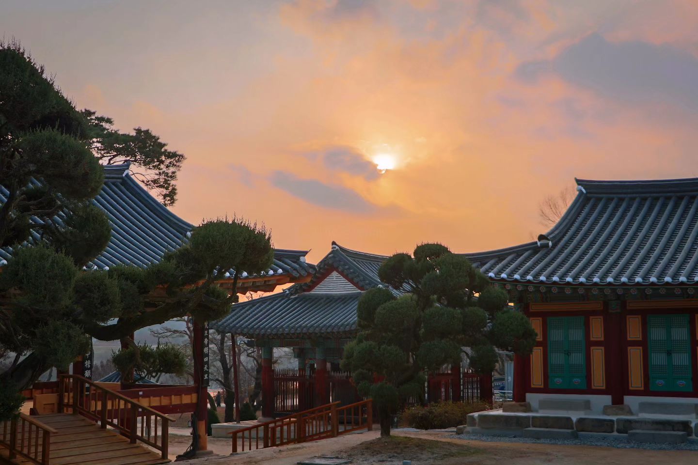 붉은 햇빛이 사찰을 뒤덮을 때