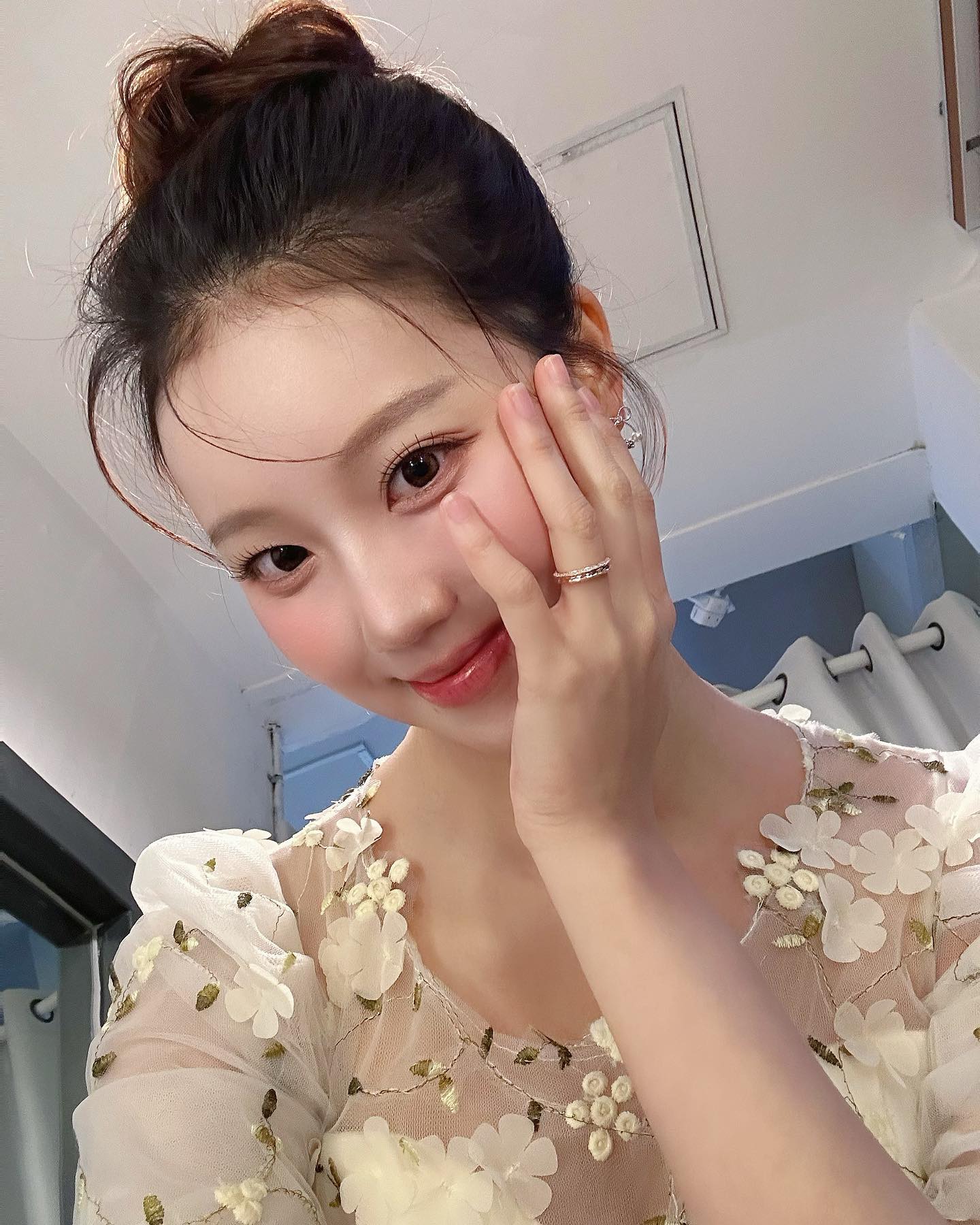 #협찬 ✨🧚🌤️돌아온 똥머리~와 내 빛나는 동그란 눈 olens_official 와 함께! 이번에 새로 나온 컬러끼고 현장에서 칭찬 많이 받은 내 자연스러운 눈동자👀 글로이 시리즈 보다 자연스럽게 밝아지는 컬러 #샤인터치 #밀키렌즈 신상라인이랍니다! 12.7mm의 직경으로, 요즘 데일리는 얘로 정착🔫
미스코리아 대회 이후로 ✨퍼스콘 소재✨만 착용하는 제게 이런 렌즈는 대.환.영. 여러분도 꼭 사용해보세요!!👍

🎁2.20-3.3 공식홈페이지에서 엔딩 샘플이벤트 진행중🎁 
.
.
#밀키톤업 #영롱톤업 #데일리렌즈 #오렌즈 #olens #원데이렌즈 #렌즈추천 #뉴진스렌즈 #민지렌즈