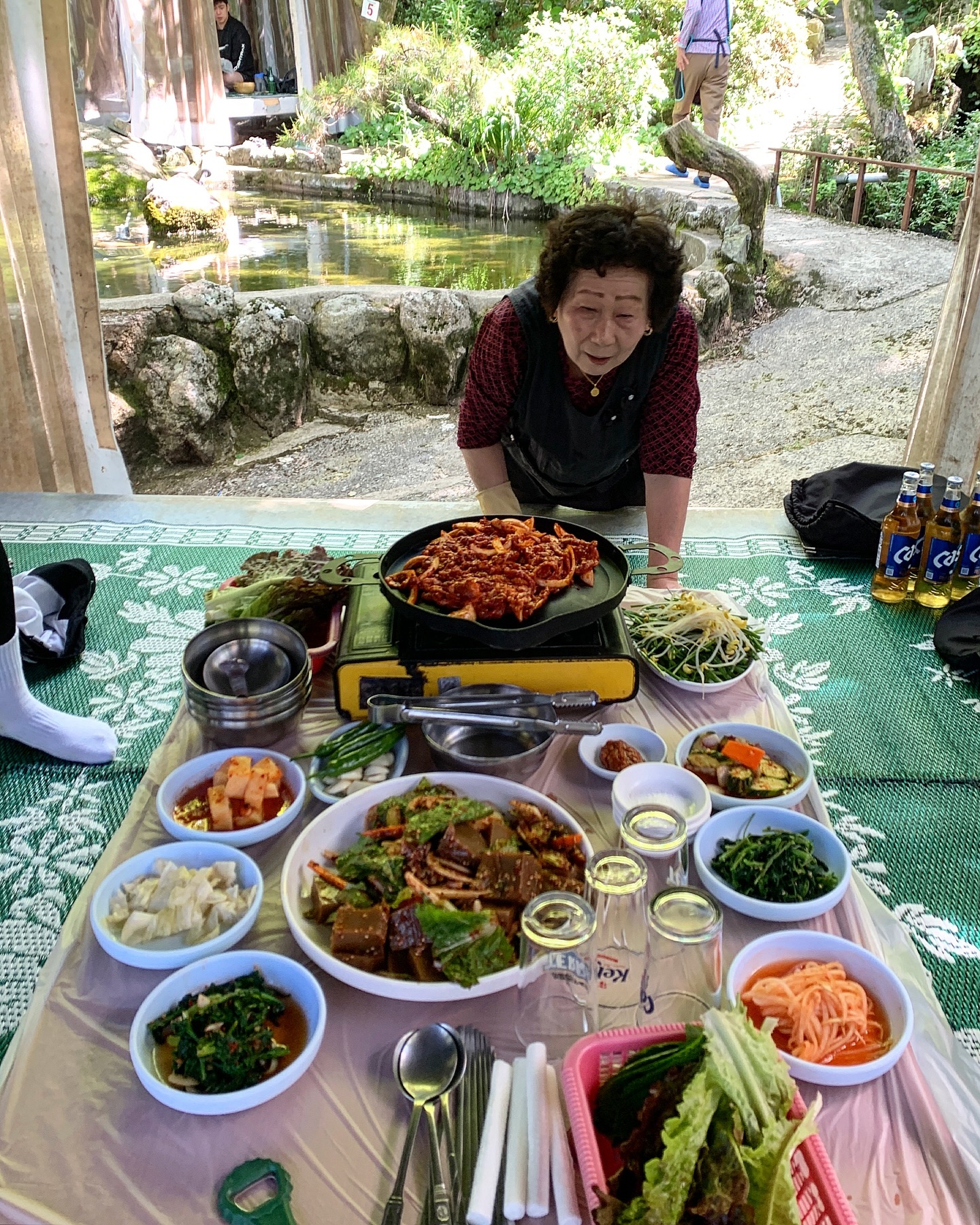 부산 청룡동 #손씨집 <🌟🌟🌟🌟>
.
복날엔 떠죽어도 야외감성에서 오리백숙이지🐤🫶🏻
머리에 상 이고오시는 이모님 퍼포먼스부터 맛까지 백점인 범어사 오리고기맛집✔️ 금정구 사람은 다 아는 맛집으로 유명한데 오리불고기는 반마리시켰는데도 양도 푸짐하고 매콤하니 양념맛이 돌은자,,♥️ K후식 보끔밥 누룽지 만들어서 먹으면 게임끝
.
오리백숙은 찌인〰️한 한방맛이라 한입 먹자마자 있던병도 싹 낫는맛, 푹 삶아서 가슴살도 부드럽고 마지막 죽까지 완벽🫣
풀벌레 우는소리에 물레방아 소리에 더워도 술이 술술들어가는맛이니 중복에 당장 범어사로 달려💨💨💨💨
.
.
.
▫️부산 금정구 상마1길 46