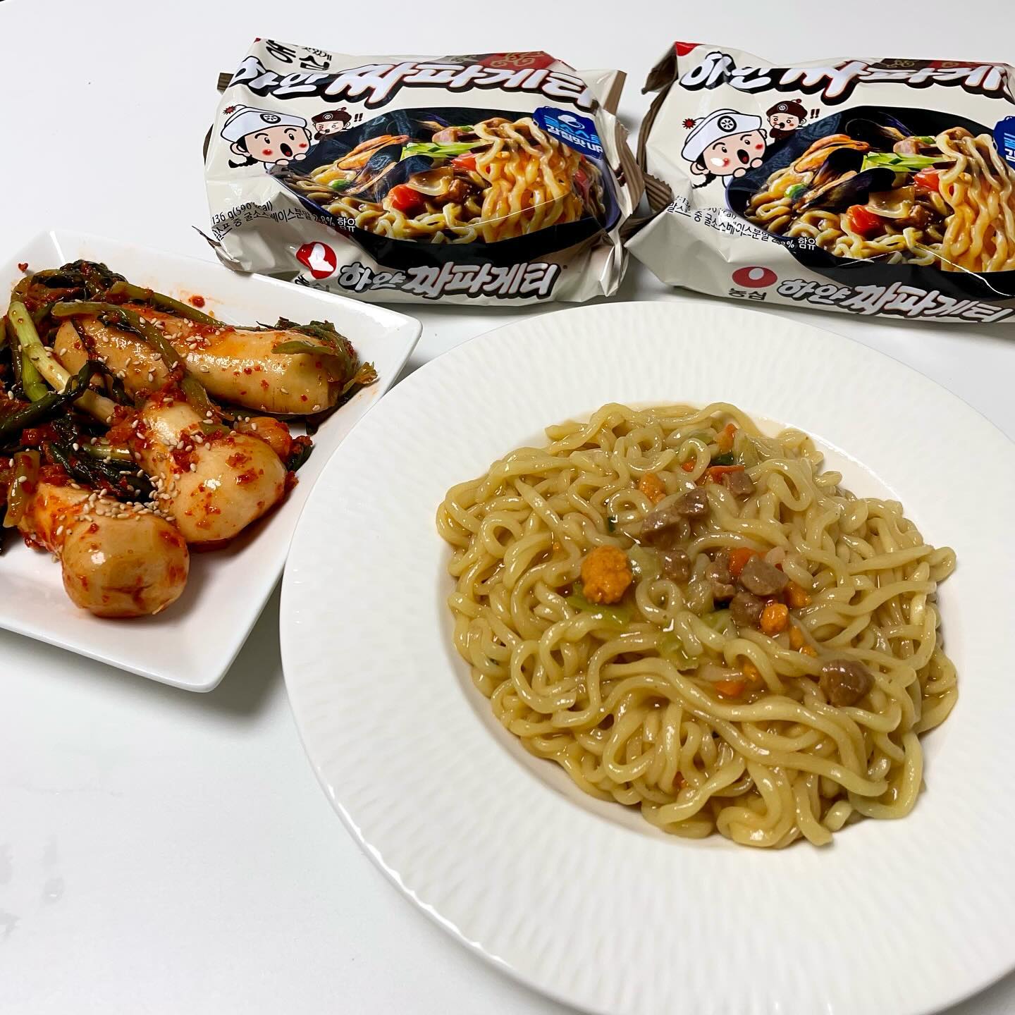 #협찬 #하얀짜파게티 

라면은 누가 끓여준게 젤 맛있는듯🤍
색이 달라지니까 새로운 느낌의 짜파게티!

기존 까만 짜파게티와 다르게 연한 색으로, 
굴소스로 맛을 내어 감칠맛이 강화된 이색 짜파게티 봉지면 제품이에요~!

기존 짜파게티와는 다른 황색 색상이고
짜파게티의 맛을 느낄 수 있는 굵은 면이에요

굴소스로 맛을 내어 감칠맛이 첨가되고 
그래서인지 해물 맛이 잘 느껴져요~!! 

홍합볼, 양배추, 당근, 대두단백 등 풍부하고 
다양한 건더기가 있어 씹는 식감이 좋네요
(핑크 덩어리가 맛있었는데 홍합볼인듯 해요)

🛍️이마트, 이마트에브리데이, 이마트몰에서 구입 가능합니다!

#농심 #짜파게티 #봉지면 #이색짜파게티 #이마트 #짜장라면 #한정판 #짜장면 #이벤트 #셀러뷰 #라면