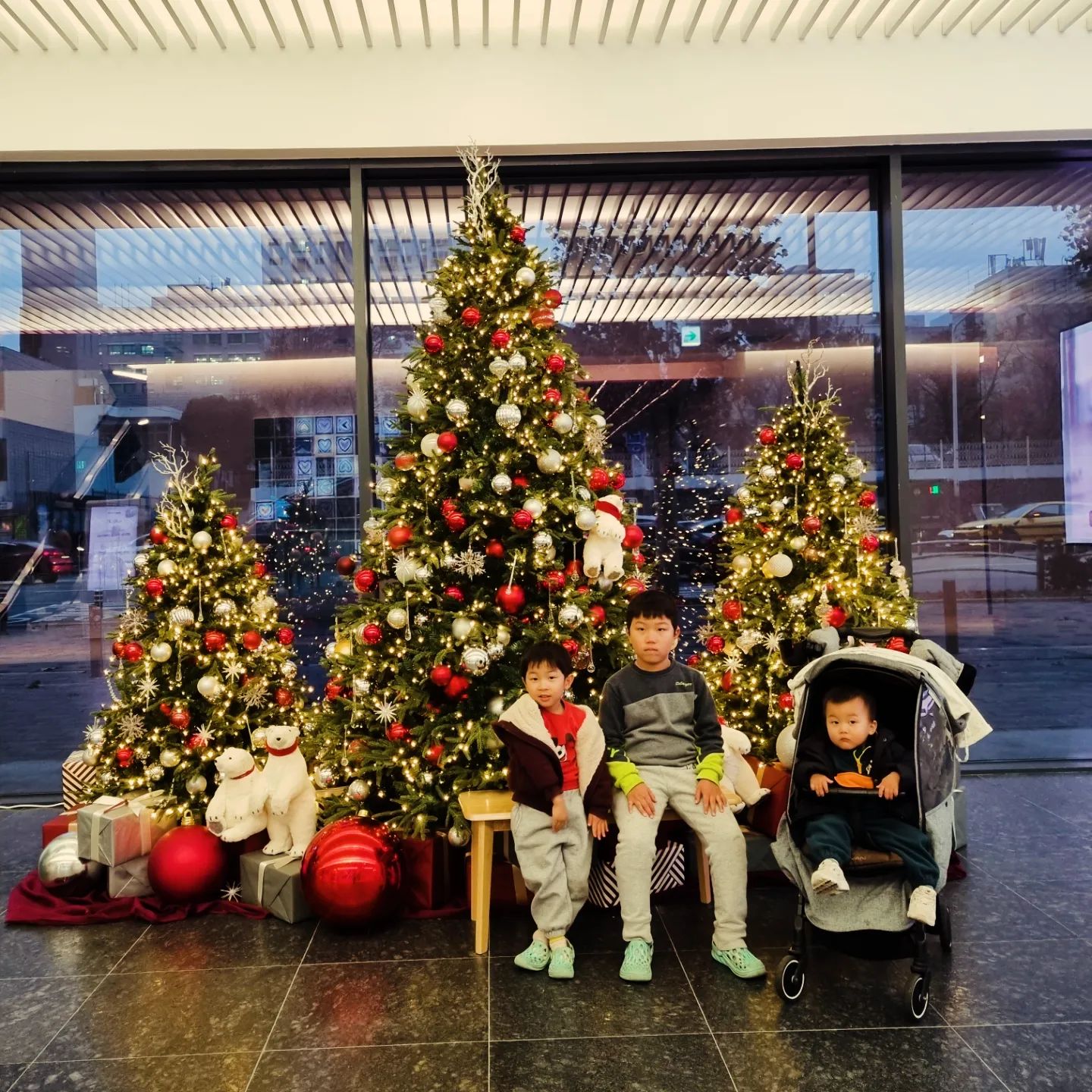 [크리스마스 분위기]
어제 그리 잠바도 안 입고
밖을 돌아다닐 때부터 예상했지만
아침에 일어나자마자
컨디션 꽝인 셋째!
어린이집도 못 가고 아침 내내 자고
형아들 하원해서 같이 병원행!

병원 간 김에
크리스마스 트리가 꾸며진 곳에서
사진 찰칵!
지난 해에는 예방접종갔다가
셋째만 트리 앞에서 찍었는데
올해는 형들이랑 같이~~^^
벌써 11월 마지막달에
12월이 온다니!!!^^

요즘 감기 진짜 오래간다 ㅠㅠ
아빠도 없으니 오랜만데 용우동가서
우동에 김치볶음밥 먹고 집으로~~

#요즘일상 #병원행
#아인병원 #인천트리맛집
#아인두번째겨울 
#아들셋 #아들셋사진찍기
#겨울이다