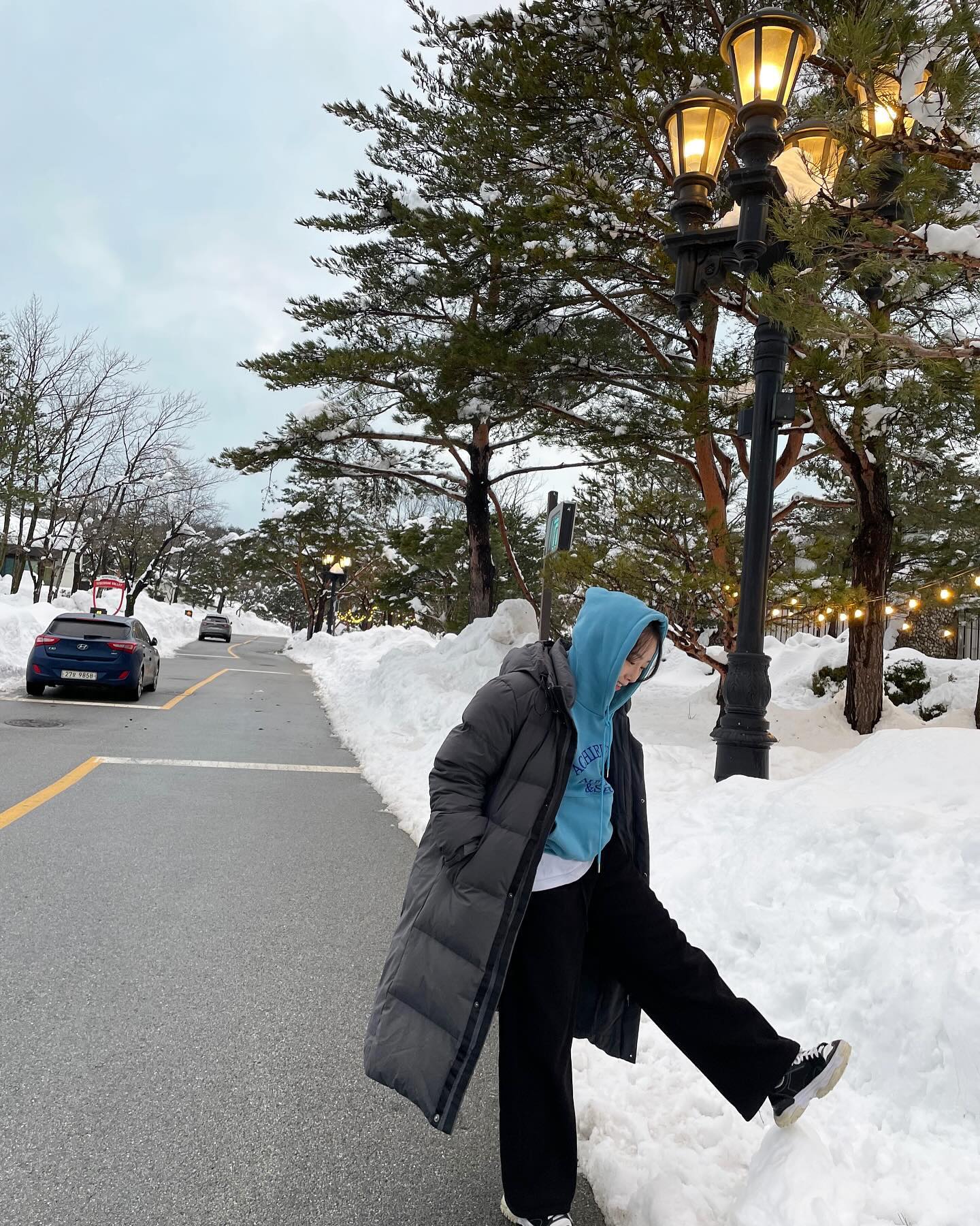 겨울끝자락 제대로 만끽🤍
우주랑 첫 여행인데, 지인들 덕분에 아주 성공적🫶🏻
하필 전날 강원도 폭설왔다해서 걱정했는데
뭐야 오히려 더 좋아!! 해외온줄🫢

우주 행복하게 해줘서 고마오용!
봄소풍도 함께해줘 이모삼촌들👶🏻

#둥디부부 #강원도여행 #강원도겨울여행 #강원도숙소
#가족여행추천 #속초여행 #고성여행 #아기랑여행 
#신혼부부 #부부동반여행