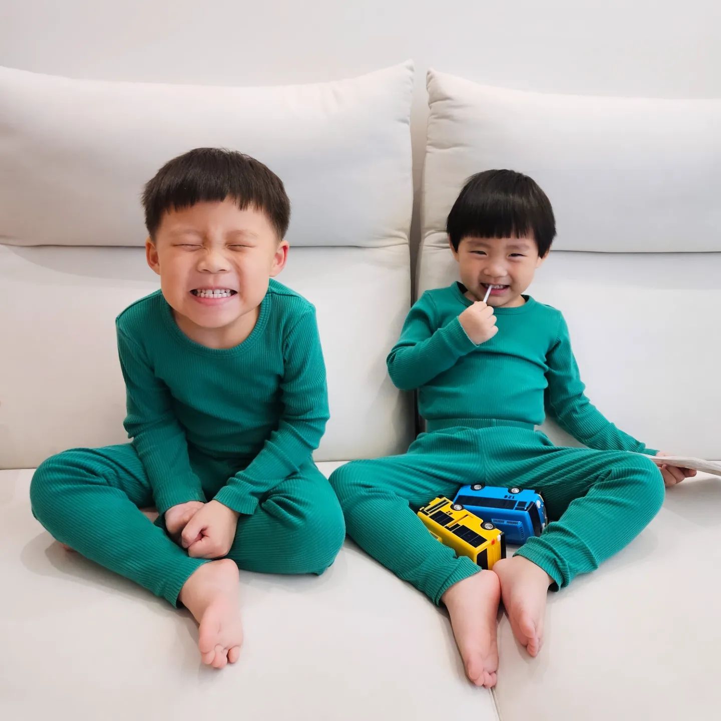 이젠 📷  사진도 허락받아야하는 나인가!!
용감한 형제!!
말안듣는 이 시기~~~ 😔 😥 
아둘둘은 힘든여정~~~
.
#아들램 #형제사진 #아둘 #아들육아 #형제육아 #15개월차이 #현실육아 #육아그램 #육아소통