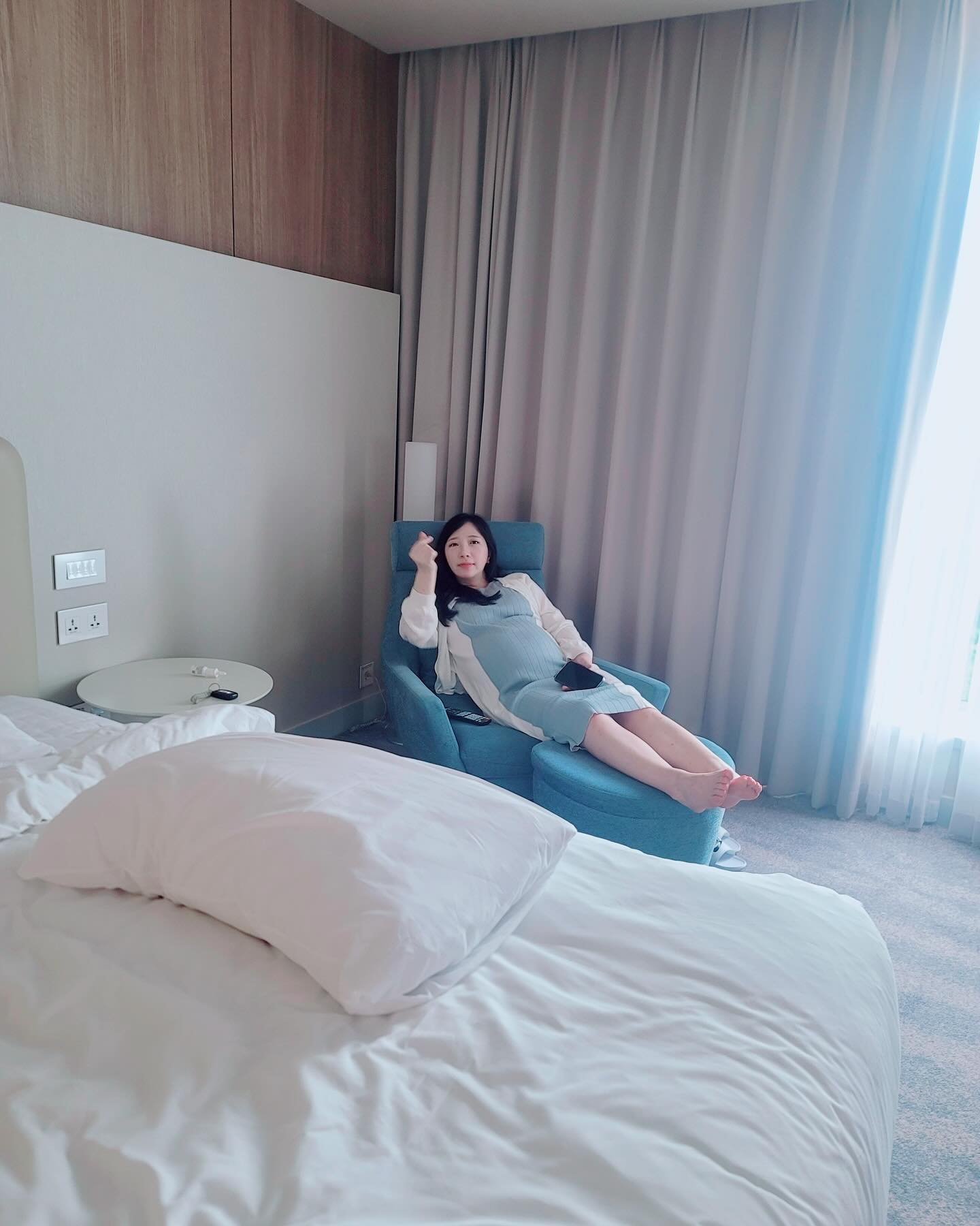 #찐만삭 #아기낳기한달전 어디 멀린 못가구 #호캉스 왔어요. 

신랑이 근데 집에 있는거랑 뭐가 다르냐며. ㅋㅋㅋ 

그냥 기분이 다르자나 🤩🤩 

어디서나 수발 잘 들어주시는 남편님😍 감샤합니댱

호캉스 올 때는 ::: 

#영종도맛집 #바른찜갈비 꼭 들러주고요 

온몸 손발 다 부어서 팅팅한데 사진도 찍어주고요ㅋㅋㅋ

발가락 👣하핫 

이제 완전이 #막달 이라서 몸의 관절이 다 느슨해지니 손가락 통증이 심해지네요. 끄악