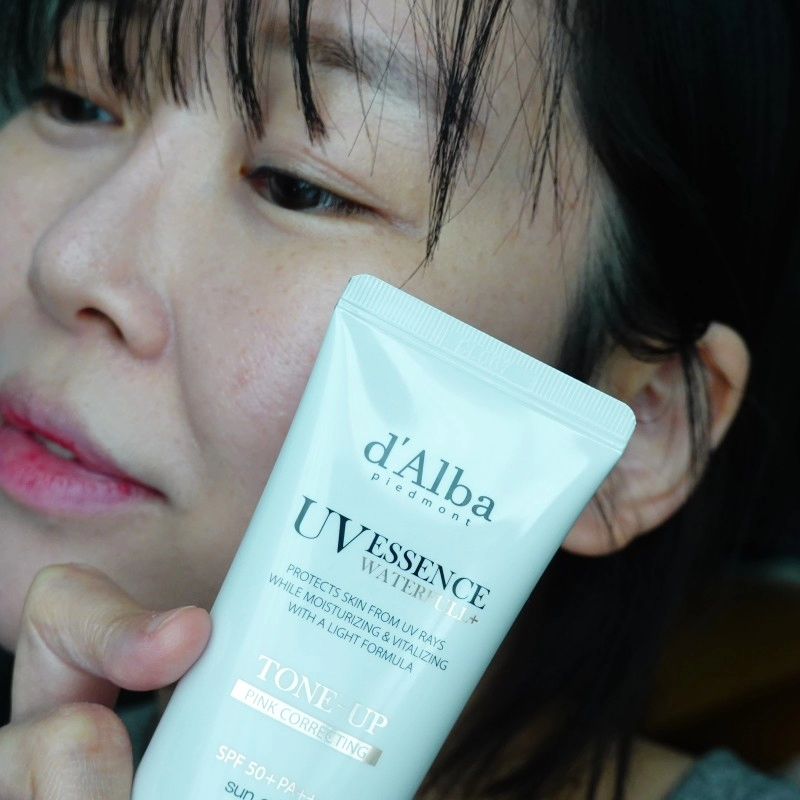 ⠀
#광고 dalba_piedmont
⠀
민낯은 부끄럽고 풀메이크업은 부담스럽고🫥 이번달은 매일같이 마실처럼 잠깐씩 나가게 될거라 예쁘게 윤광 톤업이 되는 핑크톤업 달바선크림이 딱이더라구요
⠀
전 윤광표현 너무 좋아하는데 달바 핑크 톤업 선크림은
모든 피부 톤에 자연스럽게 녹아드는 베이비핑크 톤업으로생기가득 복숭아 같은 얼굴을 만들어주어서 넘 맘에 들더라구요 🤗
⠀
워터리 제형으로 빠르게 가볍게 흡수가 되어서 사용하기에 부담은 없고 수분에센스 제형으로 촉촉하게 표현되니까 건조한 제 얼굴에도 딱! 프리미엄 비건 뷰티 브랜드 달바의 톤업선크림으로 인체적용시험으로 자외선 차단 효과, 인체피부 일차자극(저자극) 테스트도 완료해서 피부 편하게 해주는 선크림 찾는 분들에게 매우 추천이에요~!
⠀
⠀
#달바 #dalba #달바선크림 #톤업선크림 #선크림추천 #올리브영선크림 #올리브영추천템 #선크림