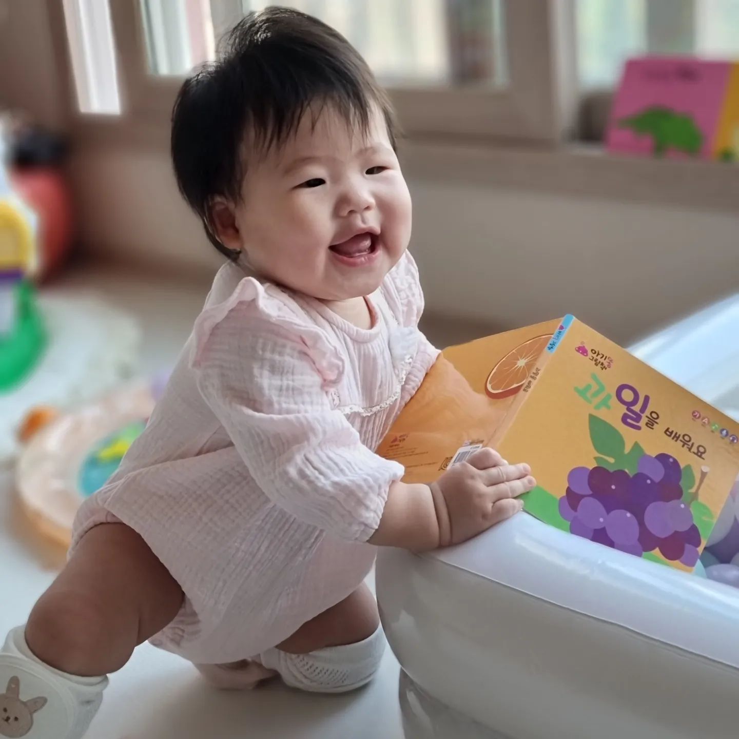 공동육아데이💕

daily_seowoo 율이네가 소미네 놀러왔어요!
어쩌다보니 인스타에는 계속 태명으로 쓰고 있었는데
이번 기회에 넴밍아웃 ㅋㅋㅋㅋ
멀리 놀러와준 친구도 고맙고
바리바리 선물 가져와서 갬동 먹고
별탈없이 놀아준 울 애기들도 고맙고
넘나 행복했던 하루 ☺️🤗😍
공동육아 체고... 또 논누왕... 👉👈 ㅋㅋㅋㅋ

#8개월아기
#13개월아기
#공동육아