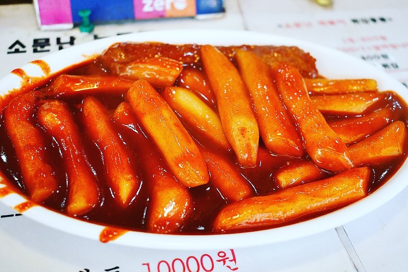 #협찬 #광고 #구로가볼만한곳, #오류동떡볶이, #소문난떡볶이순대, #떡볶이, #순대, #오뎅, #오류버들시장, #오류버들, #골목상권, #재연배우 오류버들시장의 모바일 스탬프 투어가 11월까지도 계속 이어지고 있는데요. 소문난 떡볶이 순대 매장 이름처럼, 재연배우 부부 두 분이 운영을 하시면서 입소문도 많이 난 곳이었어요~! 떡볶이에 물엿을 쓰지 않고 모두 수제로 소스와 재료를 손질하고 만드신다고 해서 꽤 소스가 진하고 맛나네요. 순대와 튀김도 맛났어요.