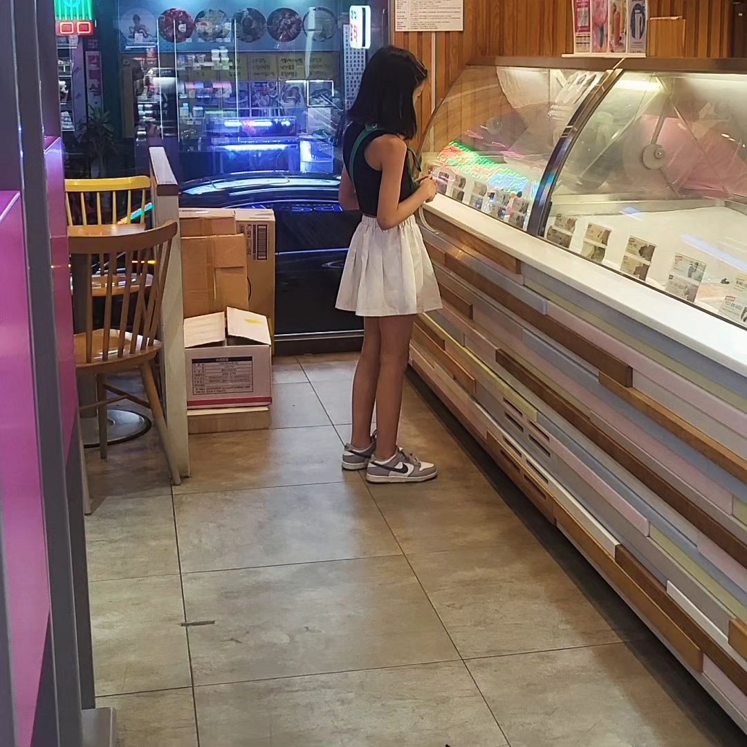 아이스크림🍧🍦 기다리며~

KT vip 혜택으로 요즘 자주가는 #베스킨라빈스 

아이스크림 퍼주는 알바생 언니에게 소심한 한마디

"많이 주세효~" 하고는 지켜보고 서있네👀

다 담은거 확인후 쿨하게 퇴장 ㅎㅎ

감기 다 나으면 또 먹자!
.
.
.
#ktvip혜택 
#아이스크림 
#아이스크림맛집 
#여름감기중