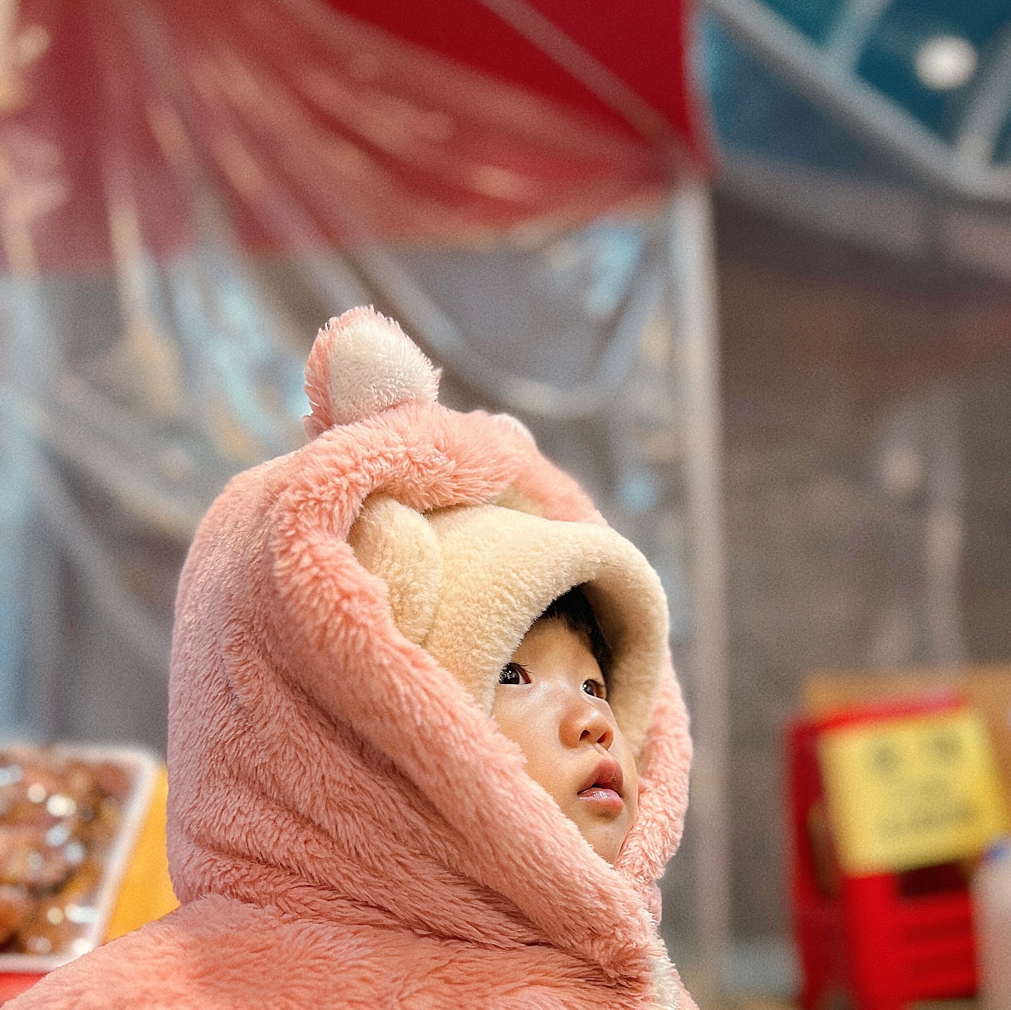 #인생619일차 
 
애미랑 단둘이 데이뚜 ¨̮
둘이 뽈뽈 걸어서 시장에 다녀왔어요. 
 
붕어빵 사러 밤마실 다녀왔는데
다 팔렸는지 정리 중이셔서 
옆옆집에 있는 떡볶이 순대 사가꼬 다시 컴백홈💨 
 
이모님이 말 거니까 짹짹 대답하고
옆에서 어묵 먹는 삼촌한테 왱알왱알. 
 
집 오는 길 안 들어간다고 
애미 손 팍 놓고 다시 시장으로 뛰어가는데 
잡으러 다니느라 너무 힘들어쓰요 ‎¨̯ه
 
빨리 자전거 사서 타고 다니자 
진짜 10년은 더 늙은 거 같아 😒 
 
 
 
 
 
#20개월아기 #이프림🌿