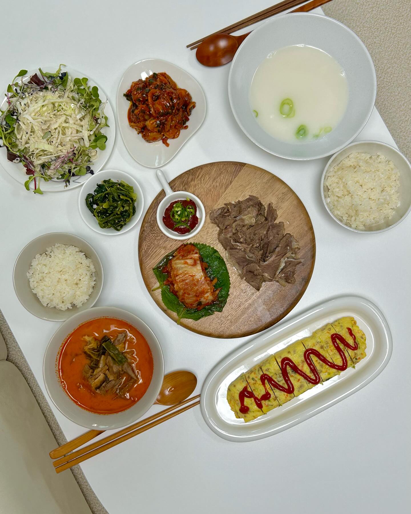 메뉴🍽️. 아빠식당 곰탕/수육 & 흑마늘 염소탕 #제품제공협찬 

오늘 소개할 제품은 아빠식당 곰탕/수육 & 흑마늘 염소탕이에요!
그리고 한식으로 한상 차리고 싶어서 가리비무침, 계란말이, 시금치무침도 같이 준비했어요🥰

먼저 조리법에 대해 설명할게요. 

곰탕은 냉장고에서 해동 또는 찬물에 넣어서 해동한 후 냄비에 넣고 끓이면 끝!
간단하쥬~ 곰탕에 간이 되어 있어서 따로 간을 하지 않아도 됩니다!

수육도 해동 후 곰탕에 넣어서 수육전골로 드셔도 되고 그냥 수육만 드셔도 돼요. 
저는 그냥 먹었지만 해동 된 수육을 양파, 부추를 깔고 끓여서 드시면 더욱 맛있다고 해요. 
수육 소스는 간장:물:식초=1:1:0.5로 만들어서 드시면 됩니다😉
수육이 얇고 부드러워서 맛있어요.

흑마늘 염소탕도 해동 후 냄비에 넣고 끓이면 끝!
염소탕에는 육수, 국내산 흑마늘, 염소고기, 국내산 우거지, 표고버섯, 국내산 새송이, 대파가 들어있어요. 
처음에 염소탕이라고 해서 거부감이 살짝 있었는데 향이 딱 육개장이라 이때부터 거부감이 없어져서 먹어 봤는데 맛도 육개장이랑 비슷하고 건더기가 가득해서 아주 맛도리예요👍🏻

곰탕/수육, 흑마늘 염소탕 다 맛있게 먹었는데 두개 제품 중 특히 흑마늘 염소탕을 추천드려요!
왜냐 이제 곧 어버이날이잖아요😊
흑마늘 염소탕은 체력보충도 되고 건강을 챙길 수 있으니 어버이날에 부모님 드리기 좋은 제품이에요👍🏻

두 제품 다 밀키트라 간단하게 조리만 하면 되는 제품이라 자취생분들 또는 밥 먹을 때 국이 필수인 분들이 쟁여 두면 좋을 것 같아요!
그리고 곰탕, 흑마늘 염소탕에 흰밥, 김치만 있어도 한끼 뚝딱이며, 든든하게 먹을 수 있어 좋아요!
마지막으로 소개한 제품도 많은 관심 부탁드려요🥰 

여기 링크에서 구매 가능해요!

✔️ 흑마늘 염소탕: https://naver.me/xfkBnwQY
✔️ 곰탕/수육: https://naver.me/5fjXOUQo

#아빠식당 #쉬운요리 #보양식 #가정의달 #가정의달선물 #선물추천 #염소탕 #곰탕 #수육 #점심 #오늘뭐먹지 #메뉴 #한식 #요리 #밀키트 #아빠식당서포터즈16기 #먹플루언서9기 #먹스타그램 #먹팔 #먹팔맞팔 #선팔하면맞팔 #좋아요 #먹소통 #소통 #좋아요반사
