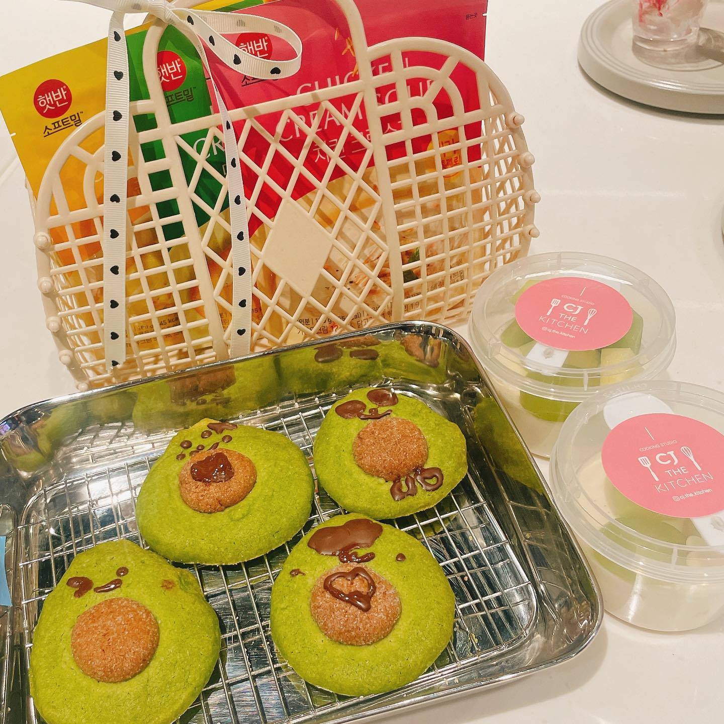 키즈쿠클👩‍🍳

이번주 고생한 우리딸을 위한 CJ키즈쿠킹클래스✨
아기자기한 키즈쿠킹스튜디오에서
반죽부터 직접만든 귀여운 아보카도쿠키
초록초록 키위가 올라간 바닐라푸딩까지❣️

아이들 눈높이에서 너무 자상하게 잘 알려주시는 CJ쉐프님들
요리도 잘 알려주시고 우는 아이들도 잘 달래시고
못하는게 뭔가요🤭

클래스끝나고 커피랑 쿠키 먹으니까 너무 맛있어요
녹차랑 초꼬맛🌱🍫
딸랑구도 다시 오고 싶다고 너무 만족
엄빠도 두시간동안 자유시간 만족
CJ더키친 감사합니다아❣️

#cj더키친 #cj제일제당 #쿠킹클래스 #원데이쿠킹클래스 #백설 #백설하얀설탕 #백설박력분 #아보카도쿠키 #판나코타 #푸딩 #딸스타그램 #주말일상 #육아스타그램