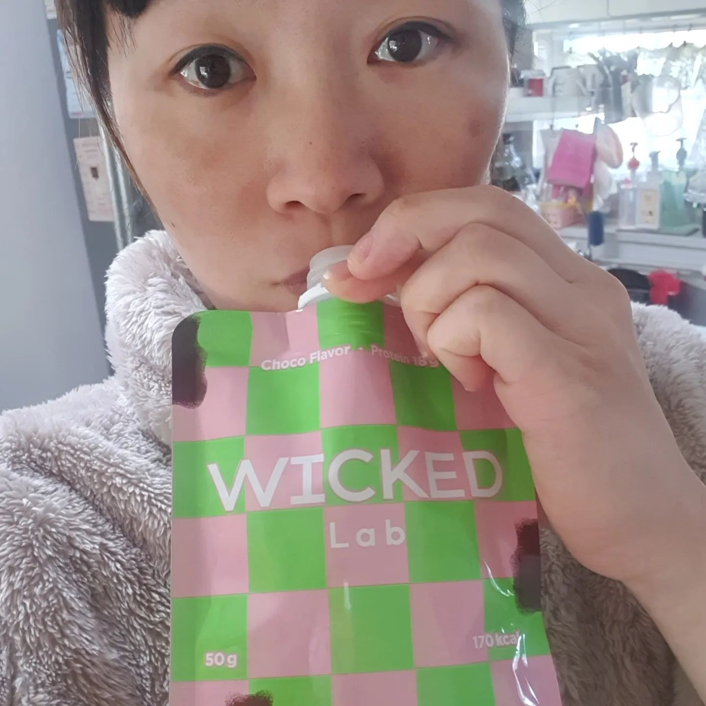 #제품협찬 #찐초코맛 #프로틴초코볼 #풍미가득달달한 #체중조절식 #탄탄지밸런스 #동식물단백질 #바삭바삭씹는맛
#위키드랩 #위키드쉐이크 #다이어트쉐이크 #단백질쉐이크 #다이어트쉐이크추천 #다이어트보조제 #진한곡물맛 #17곡물통쩨로 #풍미가득고소한  위키드 쉐이크초코맛/위키드 쉐이크 진한곡물맛 (체중조절용조제식품)
 
입맛없을 때 식사 대용으로 간편하게 섭취가능하며 휴대하기 좋아요!
풍미가득하고 크리스피한 진한 초코맛 밀크단백질초코볼 씹는 맛이 일품

 물이나 두유또는 우유만 부어 완성되는 체중조절용 다이어트 단백질  쉐이크 앗있게 먹으면서 다이어트도 쿨하게!!3가지 밸런스를 꽉 잡아주는 쉐이크!! 탄. 단. 지 ,-체중조절식, 동물성+식물성-식물성 단백질과 동물성 식물성 5:5, 단백질과 맛 그리고 식감이 너무 좋아요

위키드 쉐이크 진한곡물맛 곡물맛은 영양가 많은 미숫가루 맛인것같아요 
형님드시라고 드렸더니 사진은 못 찍었네요ㅜ

위키드랩 자사몰이나 스마트스토어,쿠팡, 29CM 온라인판매도 하고 있어요 

1주플랜[7개입] / 2주플랜[14개입] / 4주플랜[28개입] / 반반 2주플랜 / 반반 4주플랜