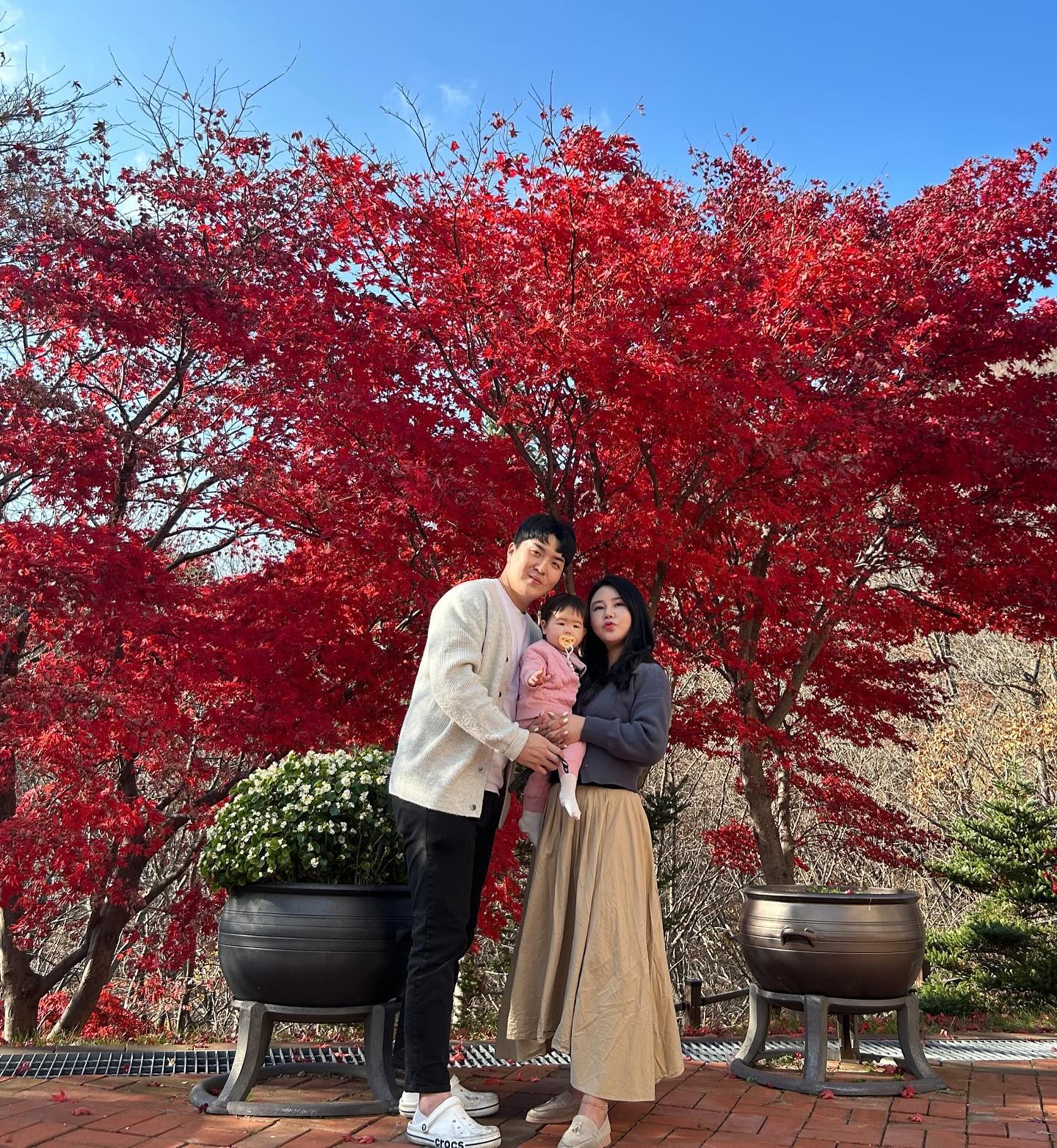 우래기 돌접종이슈로 급 변경한 나들이장소🍂

날씨가 너무 좋아서 땀 뻘뻘이였지만,
아직 단풍들도 너무 예쁘게 남아있고
하린이도 알록달록 너무 좋아해서 대만족 -!

사랑해 울가족 ❤︎