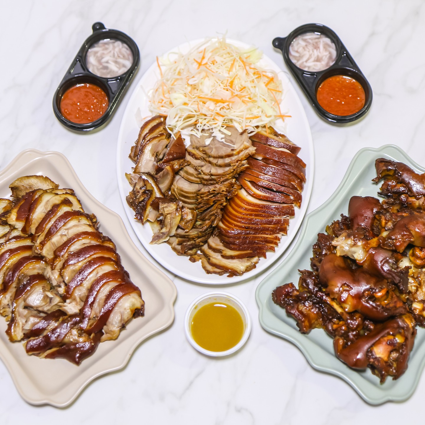 #협찬
🍖 하남꿀족발
🍖 하남시 덕풍동 392-1
 
🍖 순살족발
🍖 냉채족발
🍖 미니족

이번에 소개 할 매장은 하남 덕풍시장 맛집 '하남꿀족발' 되겠습니다. 족발은 비싸다는 편견을 깨부수는 매장 되겠으며 가격 거품을 싹 거둬냈기때문에 부담없이 매장 이용이 가능하겠습니다😊

게다가 단순히 가격만 저렴한게 아니라 양도 푸짐하고 무엇보다 100% 앞다리살을 사용하기때문에 보다 야들야들하고 쫄깃쫄깃한 식감을 기대 할 수 있겠습니다🤣

가성비가 뛰어나며 메뉴까지 다양해서 취향따라 골라 먹는 재미를 즐길 수 있겠으며 미니족을 제외하고 모든 족발을 구매하면 샐러드, 겨자소스, 새우젓, 쌈장까지 제공되기때문에 정말 혜자스러운 매장 되겠습니다😘

만약에 족발과 곁들여 먹는 메뉴가 있다면 그건 세이브한 금액을 가지고 덕풍시장에서 바로 메뉴 공수를 하면 되겠으며 저는 쌈채소를 좋아하기때문에 바로 깻잎을 구매해서 돌아 왔습니다🥰

위생 청결하게 관리되는 매장에서 맛있는 족발을 포장해서 돌아와 정말 만족스러운 식사를 즐길 수 있었으며 가성비 좋은 덕분에 푸짐하게 포장을 해올 수 있었고 양이 푸짐하다보니 남은 족발은 레시피 활용도 할 수 있었습니다😍

매장을 이미 이용한 입장에서 정말 버릴게 1도 없는 매장이라는 생각이 들며 하남, 하남시청역 근처에 거주중인 분들이라면 해당 매장 꼭 한 번 이용해보시면 좋을 것 같습니다❤️
.
.
.
.
.
.
.
.
.
.
#하남꿀족발 #하남맛집 #하남맛집추천 #하남족발 #하남족발맛집 #하남시청역맛집 #하남시청맛집 #하남시청족발 #덕풍시장맛집 #덕풍시장족발 #냉채족발 #순살족발 #미니족 #족발스타그램 #덕풍동맛집 #덕풍동족발 #맛집블로그 #맛집블로거