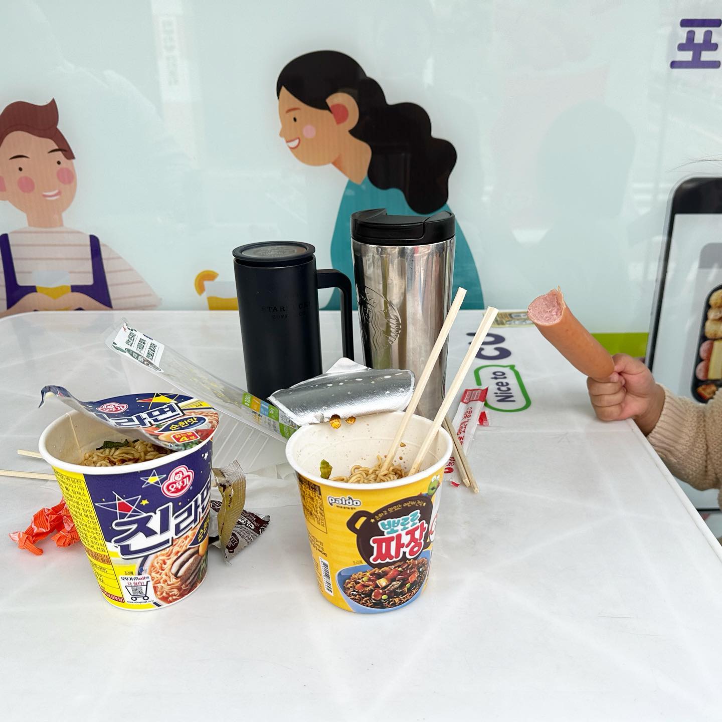 태권도 초딩형아들처럼 꼭 편의점에서 
컵라면사먹고싶다는 6세꼬마🥲
.
좋아하는 레고블럭방에서 다같이 놀고 
편의점컵라면사먹으니 너무 행복하단다👦🏻
그래 주말은 조금 불량스럽게보내보자🤭
.
그나저나 우리 4살 공주는 오빠덕에 세상 일찍 맛보네🤣
저 앙증맞은 소세지든 손 어쩔❤️
.
#주말#남매스타그램 #편의점#6살아들#4살딸#남매맘#아들스타그램 #아들#남매#소통#육아소통#컵라면#kfood