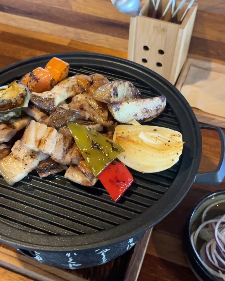 #협찬 #위로 #제주도핫플 #제주혼밥 #제주혼술 #제주도혼행 #제주맛집 #성산맛집 #성산핫플 #성산일출봉근처맛집 #제주도여행코스 #플레이스캠프제주by휘닉스

서귀포 여행 하는 사람들 여기 모여라‼️
제주도 신상 핫플 “제주 플레이스 캠프” - “위로” 
혼자 여행 가서도 즐길 수 있는 제주 흑돼지구이🐷
쫄깃 쫄깃 제주 흑돼지 너무 맛있다용❣️
📍제주특별자치도 서귀포시 성산읍 동류암로 20 (고성리, 플레이스호텔)