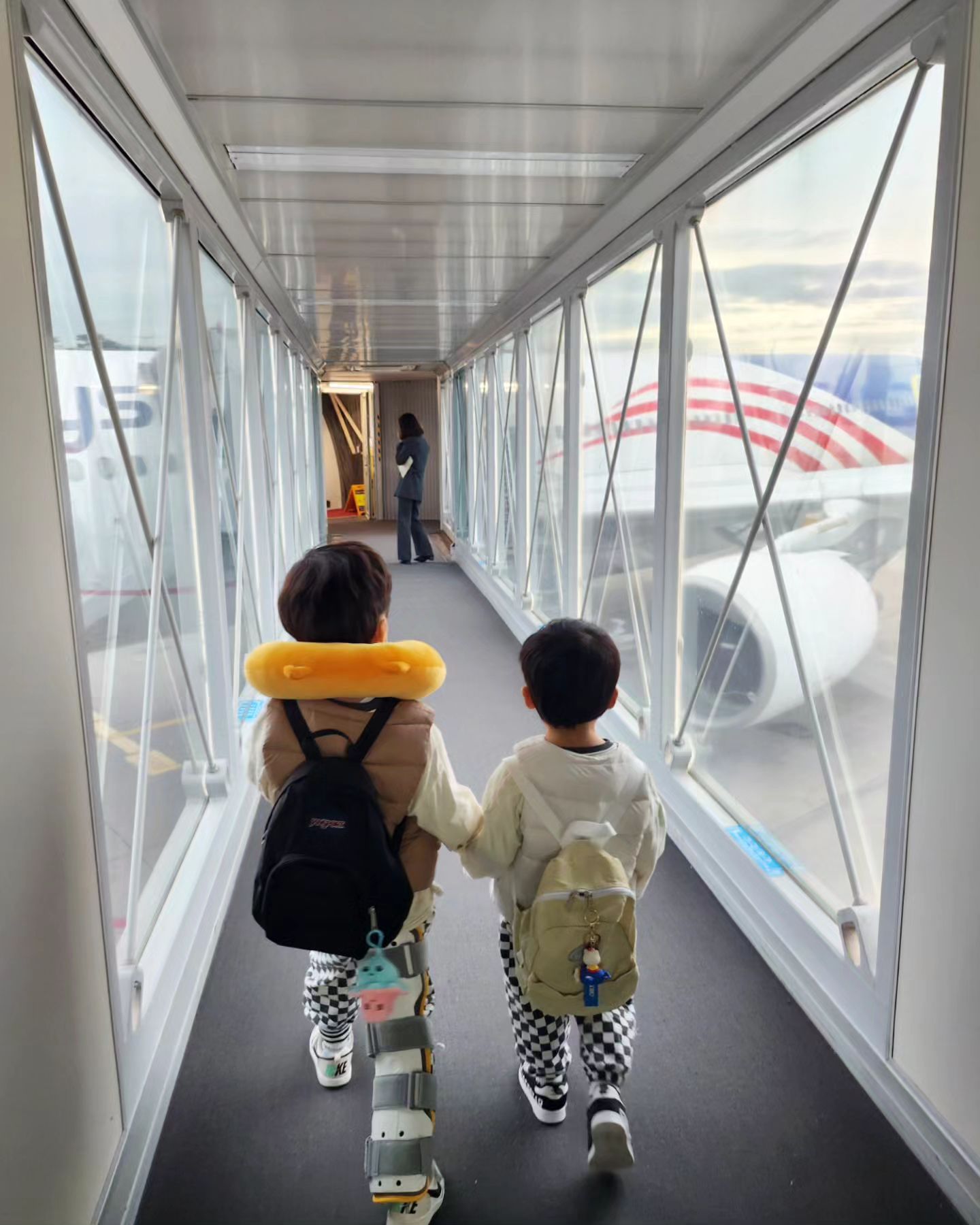 2023. 12. 12~13
In perth.🛩
오전 11시 출발.
경유지인 말레이시아 쿠알라룸푸르
기상악화로 상공을 1시간반을
뱅뱅돌며 가슴쫄깃🤣
가까스로 내려서 언니가 주문한
초콜릿 후다닥 사서
다시 퍼스행 뱅기타고
13일 새벽 1시넘어서 도착.
애들챙기랴 짐 챙기랴 정신없는데
나오면서 짐8개중 음식물 두박스 개봉
노 불고기? 노 돼지고기?
노 김치? 없다고요 없다고~ㅋㅋ
김봉지도 다뜯어보고..
와 요즘 빡빡해졌다더니 장난아니구나
 
 
그래도
와니혀니가 너무 잘와주었다
뱅기타기 전날밤
와닌 무릎반깁스 하고 절뚝절뚝..
그덕?에 뱅기 타는것도 모든걸
젤첨으로 해서 편하긴했네ㅎ
짜증한번도 힘들다는말 한번도 하지않고
비행기 너무 재미있었다는 채형제~
자주 타볼수있도록 해보자ㅋㅋ
 
 
#인천공항 #쿠알라룸프르
#호주퍼스 #드디어도착 #10년만이네
#잘지내다갈께요 #43일 #여행시작
#호주한달살기 ㅋㅋ