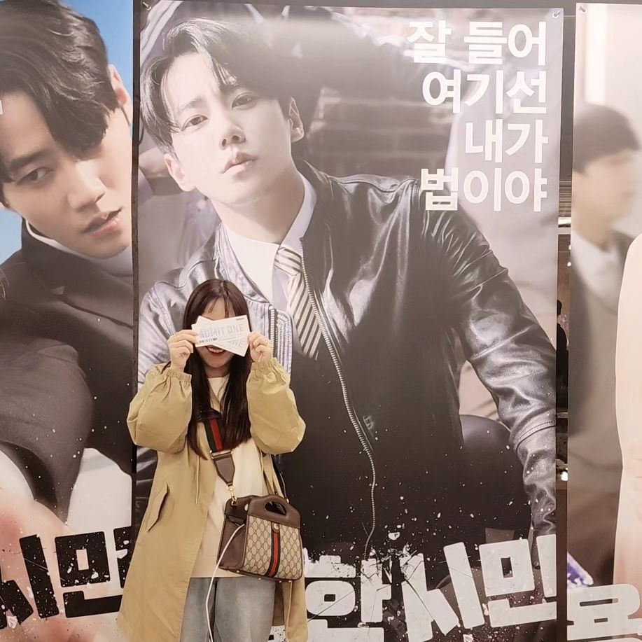 #광고 #소셜라우더 #용감한시민 #용감한_리뷰 #영화용감한시민 #영화추천 #신혜선 #이준영 #차청화 #박혁권 #웹툰원작 #10월25일대개봉 #탄산액션 #타격감 #신혜선하이킥 #용감한시민무대인사 #용감한시민시사회 

안녕하세요! 영화 리뷰쓰는 블로거 <황씨네> 입니다~
오늘은 2023년 10월 25일 극장에서 개봉하는 영화 <용감한 시민>의 무대인사 시사회 관람후기를 작성해보려해요~^^ 

🎬 제목 : <용감한 시민>
🔴 등급 : 15세 관람가
🟡 원작 : 네이버 웹툰 [용감한 시민] 작가 김정현
🔴 국가 : 대한민국
🟡 러닝타임 : 112분
🔴 배급 : (주)마인드마크
🟡 감독 : 박진표
🔴 주연 : 신혜선, 이준영, 박정우, 박혁권, 차청화 외
🟡 2023년 10월 25일 대개봉❗❗ 

이 작품은 불의는 못 본 척, 성질은 없는 척, 주먹은 약한 척 살아온 기간제 교사 '소시민'이 선을 넘어버린 안하무인 절대권력 '한수강'의 악행을 마주하게 되면서 벌어지는 통쾌한 이야기입니다. 

네이버웹툰 평점이 9.8%인 작품이 영화로 탄생했는데요~ 높은 싱크로율의 주인공들! <그 놈 목소리><너는 내 운명> 등 탄탄한 연출력을 보여주는 박진표 감독이 메가폰을 잡아 더 관심이 갔습니다. 

액션이 주를 이루는 영화인데 준영님은 99.9% 대역없이 직접 소화했고, 혜선님은 복싱을 6개월 배우기도 해서 그런지 더 좋은 작품이 탄생한 것 같아요! 

일단 웹툰이 원작이라고 해서 재미는 당연히 있겠구나 생각했는데요^^ 전직 복싱 선수였던 소시민(신혜선)이 현실을 살아가기위해 세상에 굴복하다가 선을 마구넘는 한수강을 향해 정의감이 불타오릅니다. 제어 하려해도 제어가 안되는 캐릭터인데요... 

올해 개봉한 <타겟>을 보고 신혜선 배우의 재발견이라고 생각했는데, 정말 훤칠한 키와 몸을 잘쓰는 배우라서 소시민역에 찰떡같이 어울리더라구요^^ 

그리고 남자 주인공 한수강 역을 맡은 이준영 배우님의 돌아버린 눈깔(?)이 후덜덜 하더라구요.. 씩 웃는 장면이 있는데 너무 무서워서 더 집중이 됐던 것 같아요ㅎㅎ 

스토리 이야기를 안할 수 없는데요!! 액션신과 스토리에 답답함없이 시원스럽게 전개 되어서 재미가 극대화되고 너무 통쾌해서 관객들이 열심히 웃었답니다ㅋㅋ 탄산액션 미쳤음!🥁 

진심 카타르시스 대박!😛 결말이 다가올 수록 전율이 잃어나는 <용감한 시민>이 궁금하신분들은 극장에서 만나요!!😍 쿠키 있어요~😘

🔴줄거리 소개🔴 

불의는 못 본 척, 성질은 없는 척, 주먹은 약한 척 먹고 살기 위해 조용히 살아 온 기간제 교사 '소시민’. 법도 경찰도 무서울 것 하나 없는 안하무인 절대권력 '한수강'의 선을 넘는 행동을 목격하게 된다. 그의 계속되는 악행을 도저히 참을 수 없었던 그녀, 정체를 숨긴 채 통쾌한 한 방을 날리기로 마음 먹는데… "선은 네가 먼저 넘었다 말이 안 통하면 혼나야지!"