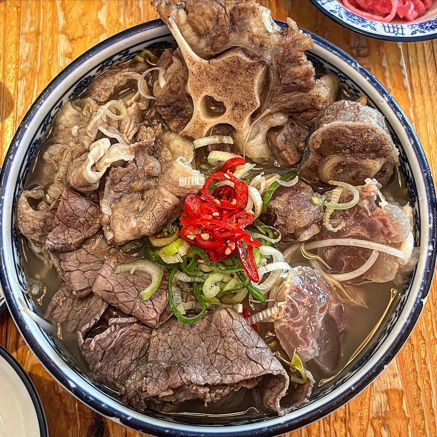 이름부터 보양쌀국수;;
#강남#땀땀

베트남 전통 궁중 보양식 스타일
진짜 땀땀흘리게 해버리는 쌀국수집이다
고기가 산더미처럼 나와서 먹어도 먹어도 있음
우삼겹, 소꼬리, 힘줄, 양지가 한 그릇에 다 담겨있고
국물은 말해뭐해 진하고 소주를 안 마셨어도 해장되는 그런 맛
고기가 이렇게 많으면 잡내날 것 같지만 그런거 1도 없었던 집
다른 쌀국수들도 인기가 엄청 많던데 
기본 좋아하는분들은 보양쌀국수 추천!

보양쌀국수 : 16,000원

🎈강남 땀땀
위치 : 역삼동 817-31
시간 : 11:00-22:00
라스트오더 20:30