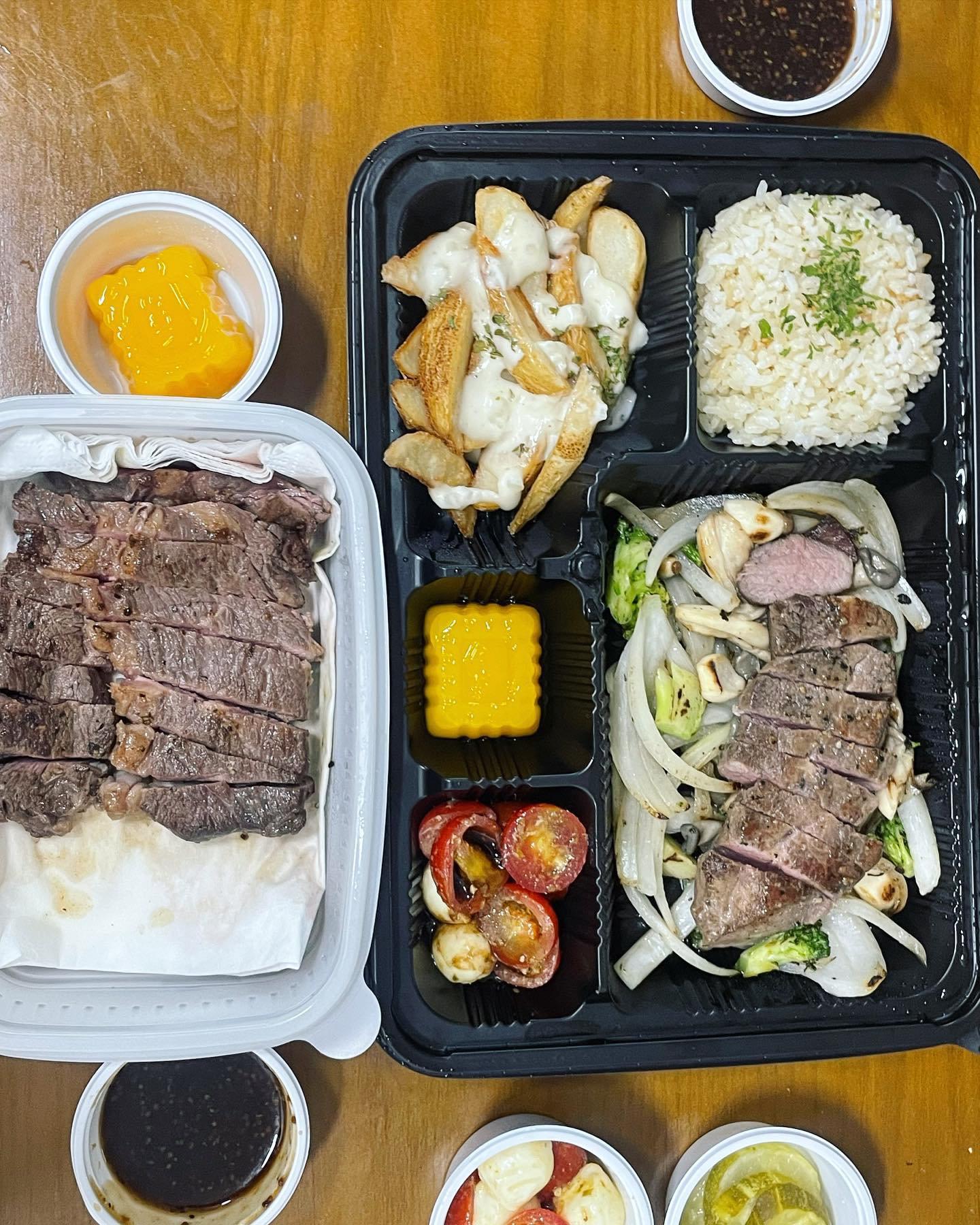 #팟스테이크 #강남 포장해서먹었는데 역시 소고기는 언제나 옳다…🤍 나는 등심보다 채끝이 더 맛있어…🤍👍 
.
.
.
.
.
#강남역맛집 #역삼역맛집 #강남맛집 #맛집스타그램 #먹스타그램맞팔 #먹스타맞팔 #먹팔맞팔 #냠냠 #스테이쿠 #스테이크 #스테끼 #등심스테이크 #등심 #채끝스테이크 #채끝 #채끝등심 #채끝살
