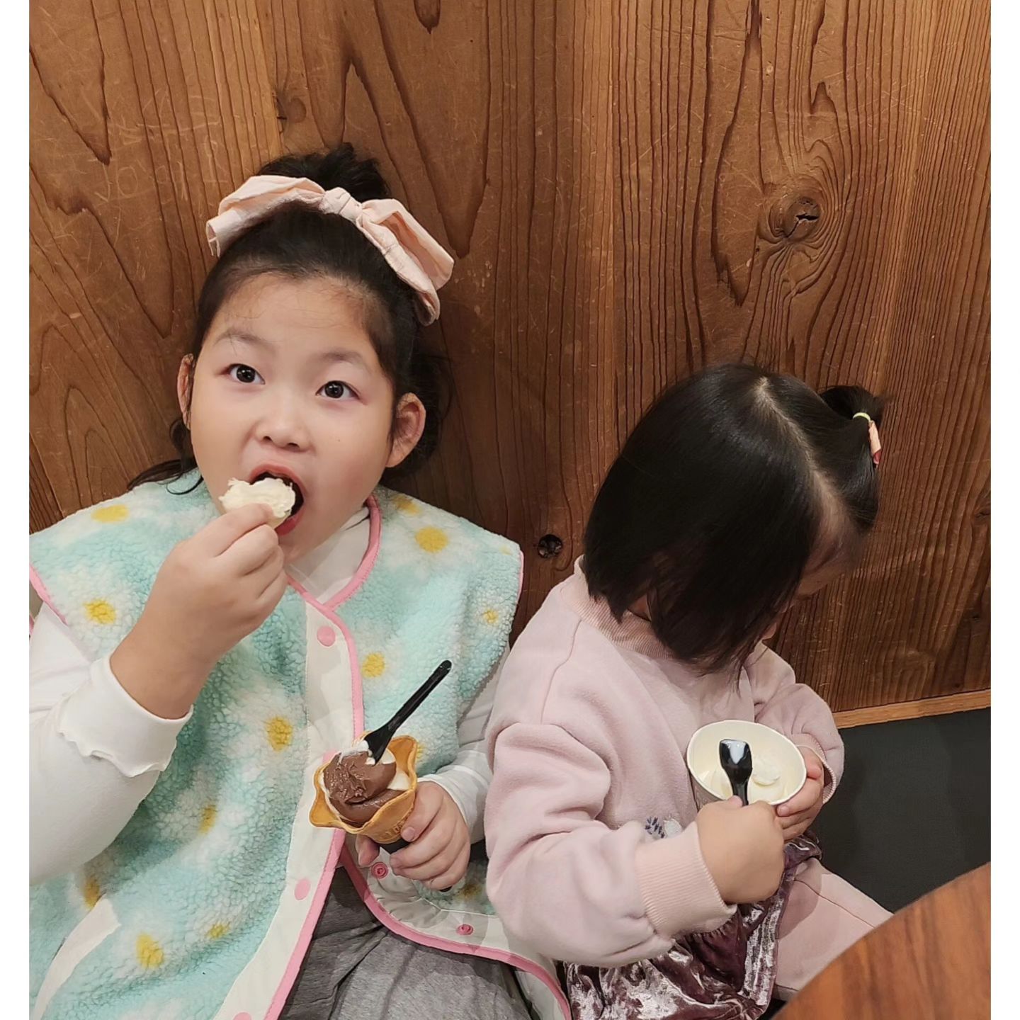 빵은 박다경이 배에 쏘옥~ 
순삭! 
배 안곱프다더니... 
혼자 빵 🍞  다 먹은 너... 
하하하하하하하 
 
그리고/ 
바닐라아이스크림에 푹 빠진 상꼬맹이, 
불러도 대답없는 그녀 🤦‍♀️ 
이제 혼자 하나 다 먹네! ㅋㅋ ㅋㅋ 
 
주말엔 역시 사람 많은데 가는게 아니쥬/ 
집이 👍 
 
#바닐라아이스크림 #초코반바닐라반 
#상하목장아이스크림🍦 
#잠실롯데월드몰 
#3살 #8살 #꼬맹이들 💕
